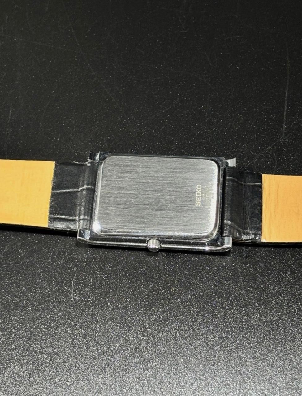 Vintage Seiko Slim Quartz Men’s Wrist Watch With Free DDP Shipping