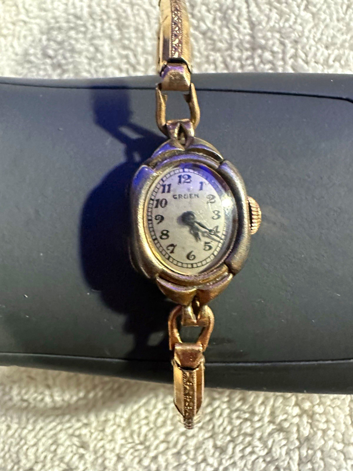 Gruen Vintage Women’s Oval gold filled Wristwatch Manual Wind. Works