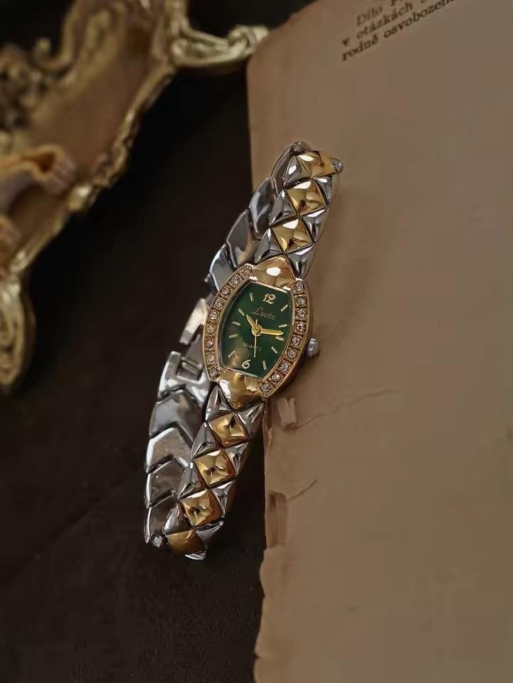 Women’s Dainty Watch Vintage Style Stainless Steel Barrel Case With Green Dial