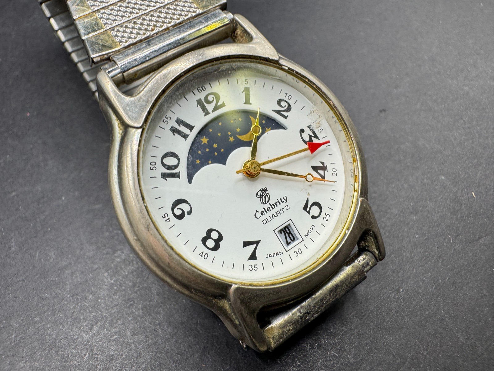 Vintage Celebrity Quartz Moonphase Date Watch Silver Tone Stretch Band 33.4MM