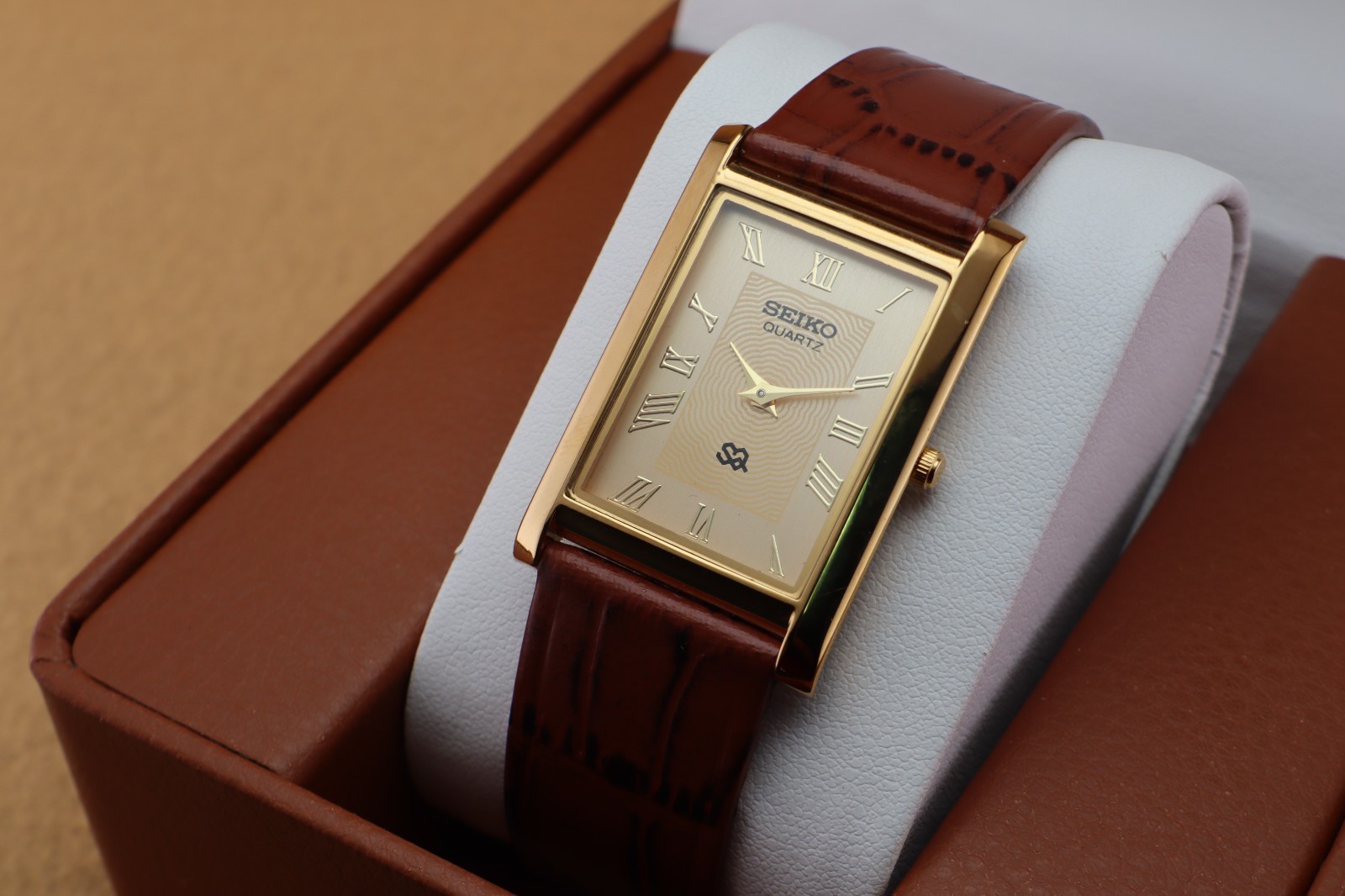 Vintage Seiko Slim Quartz Men’s Wrist Watch Beige Dial with Light Brown Strap.