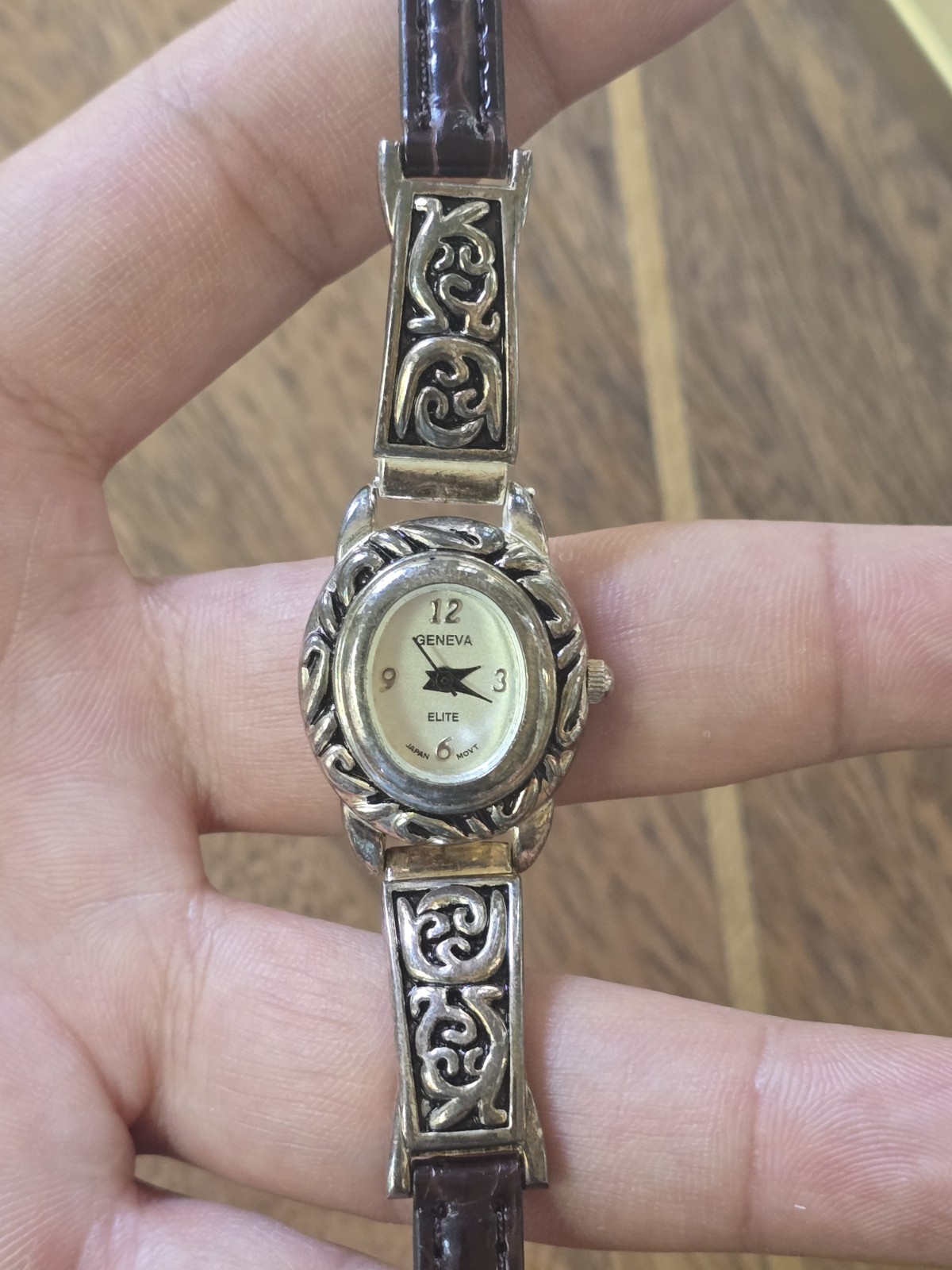 Geneva Women’s Watch Classic Vintage Stylish Classic Design New Battery