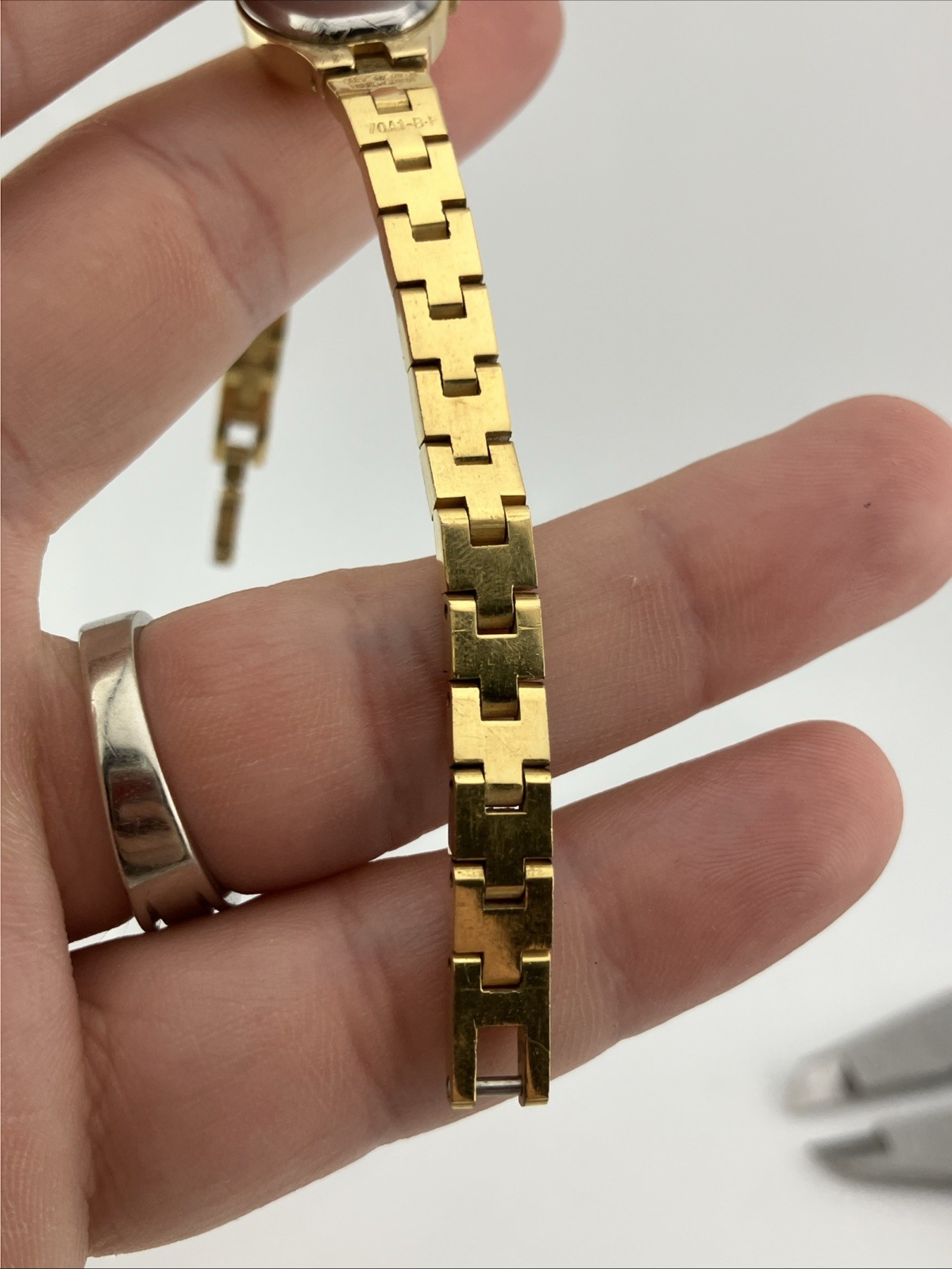 Vtg Pulsar Ladies 16mm Dainty Watch Gold Tone White Dial 6.25″ V811-5300 -RUNS