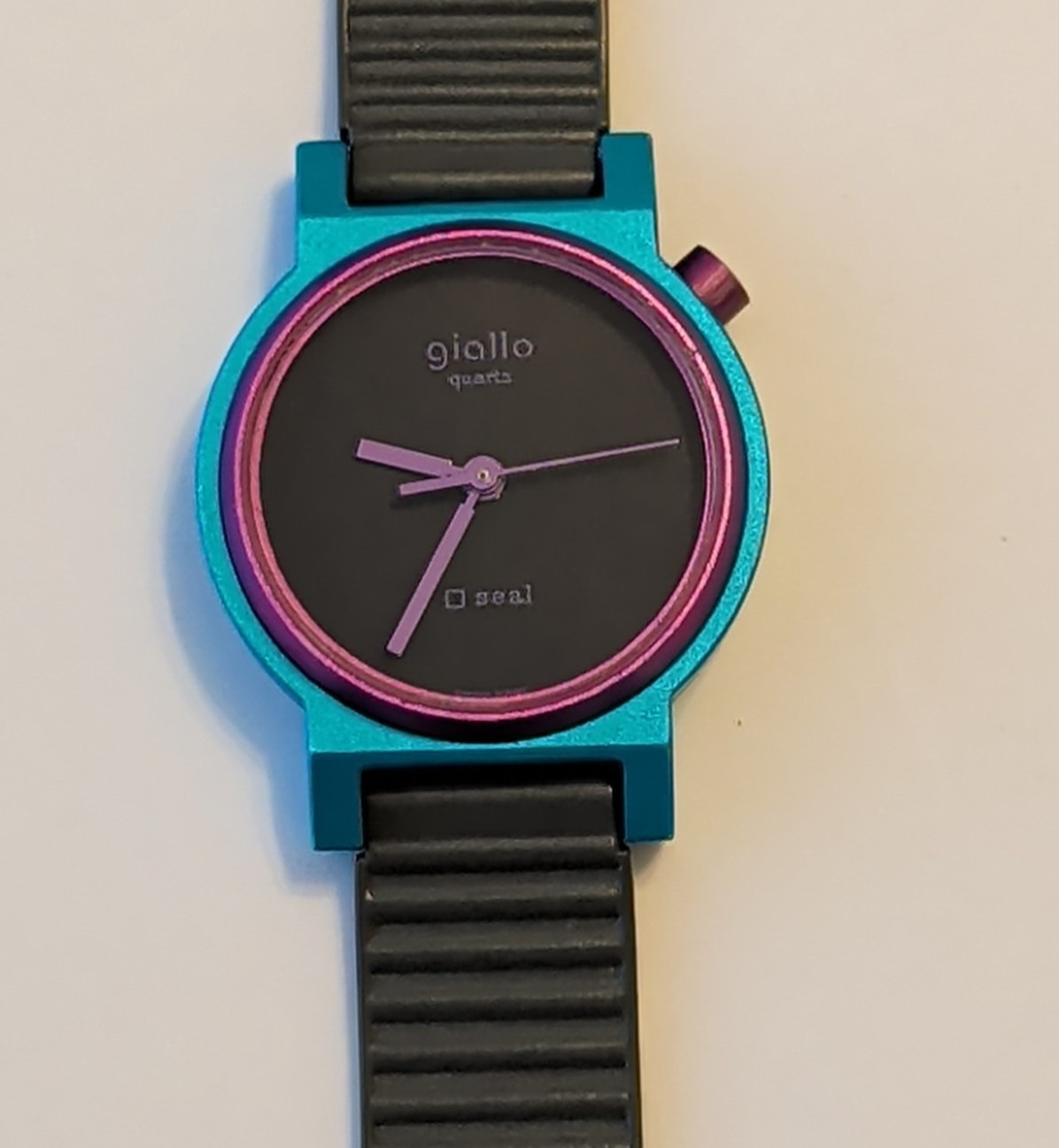 Retro 1980’s GIALLO SEAL Watch Quartz 25mm Blue Black Purple K8352A Swiss