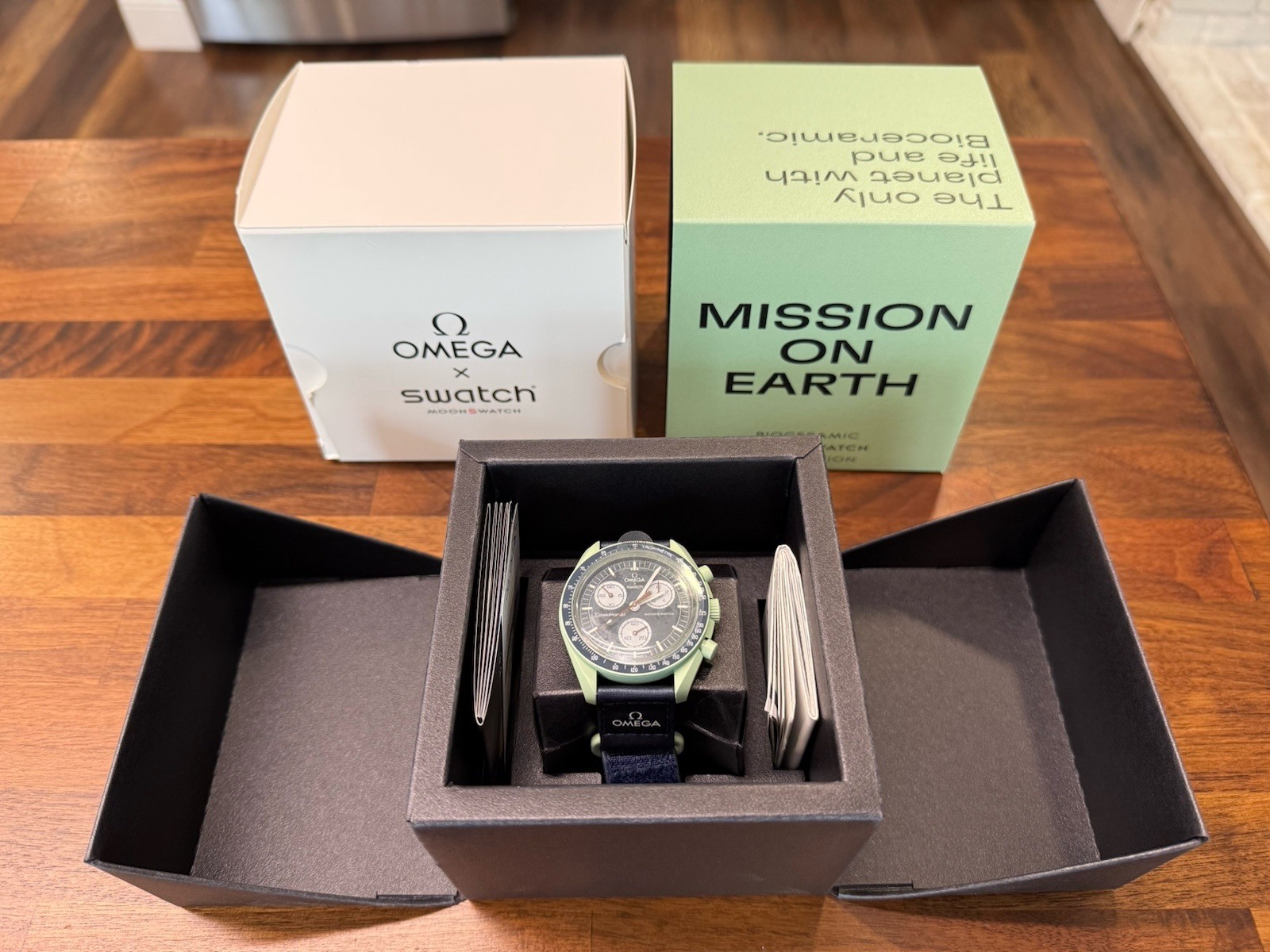 Swatch Wristwatch OMEGA Speedmaster Moon EARTH