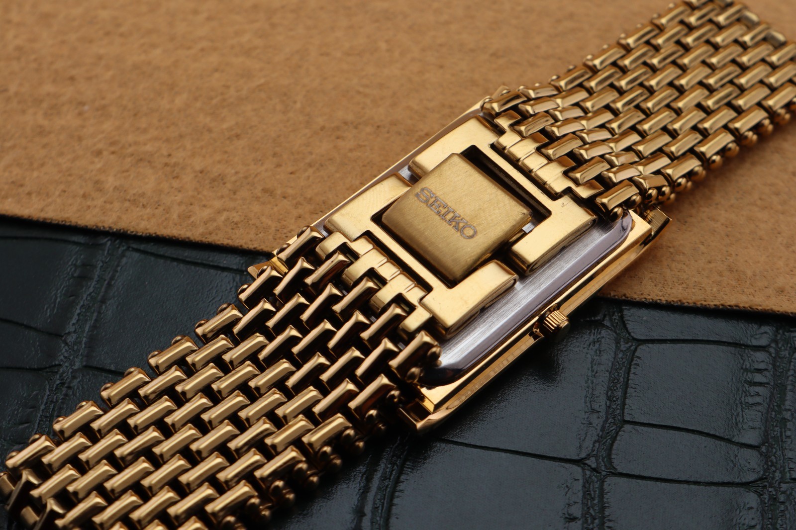 Vintage Seiko Slim Quartz Men’s Wrist Watch Green Dial with Gold Bracelet.