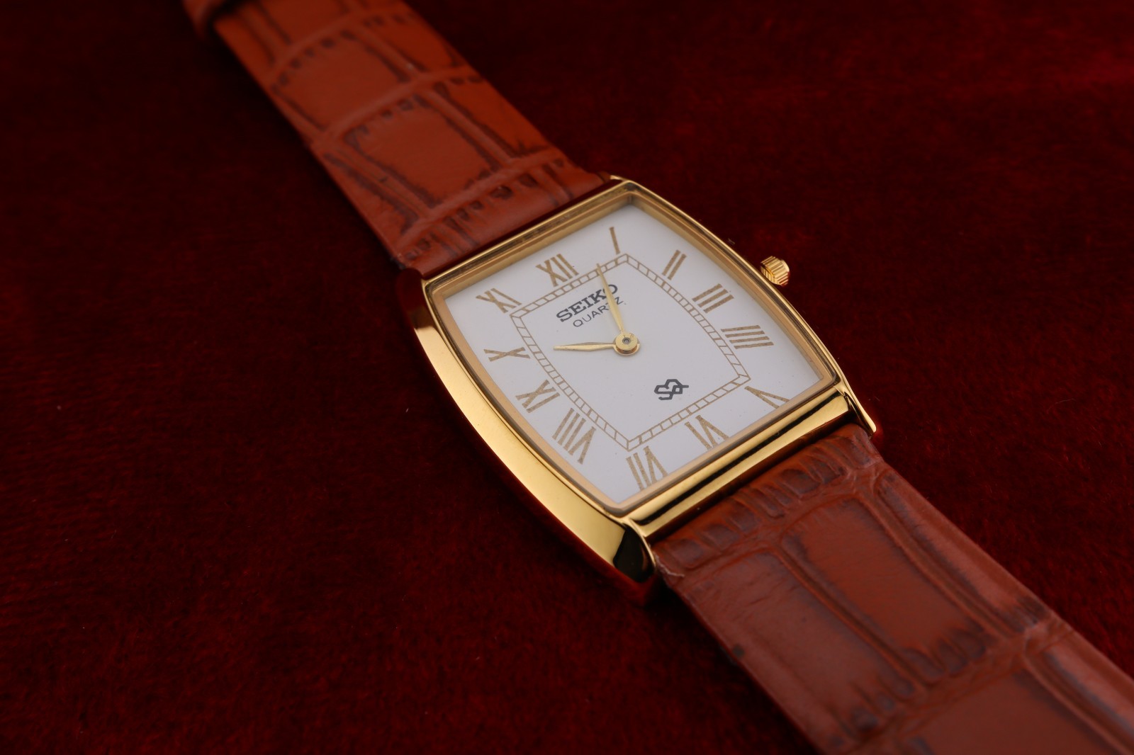Vintage Men Seiko quartz Barrel-Tank White Dial Light Brown leather Dress Watch