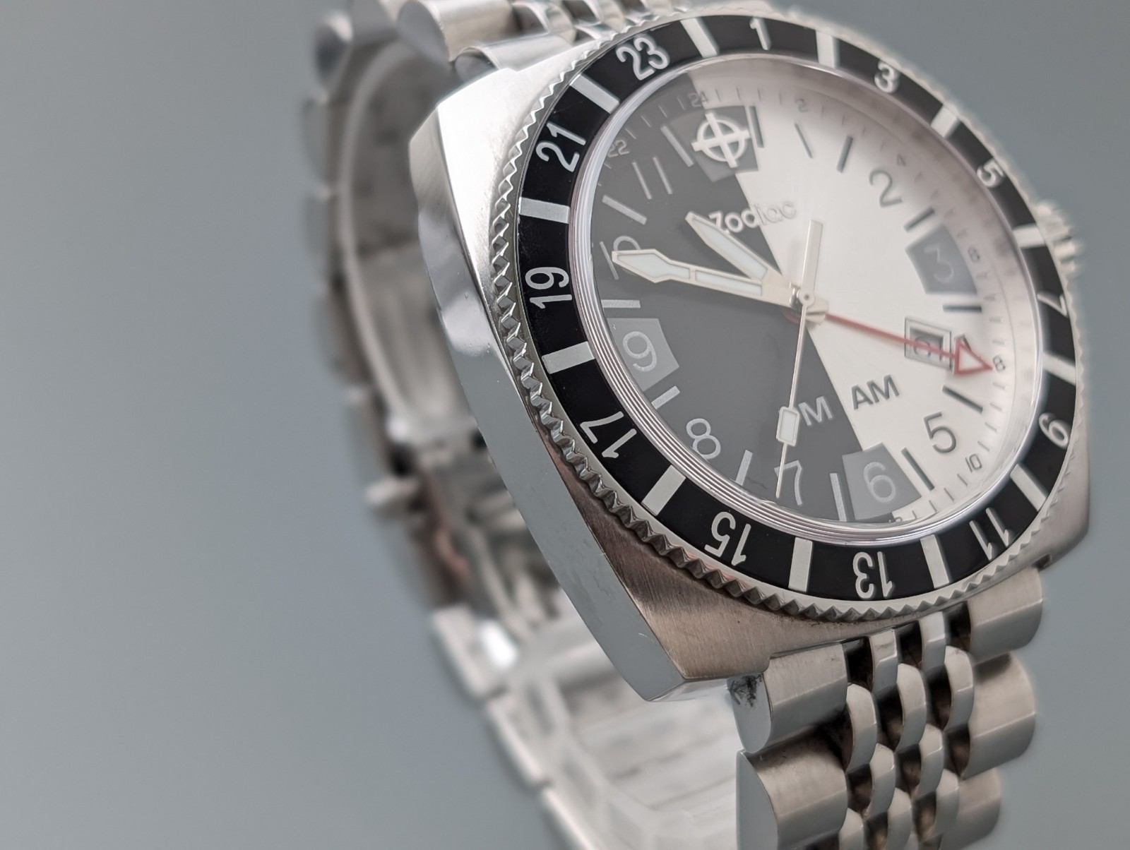 Zodiac GMT AM/PM Z02110 Stainless Steel Men’s Quartz Dive Watch Vintage 44mm