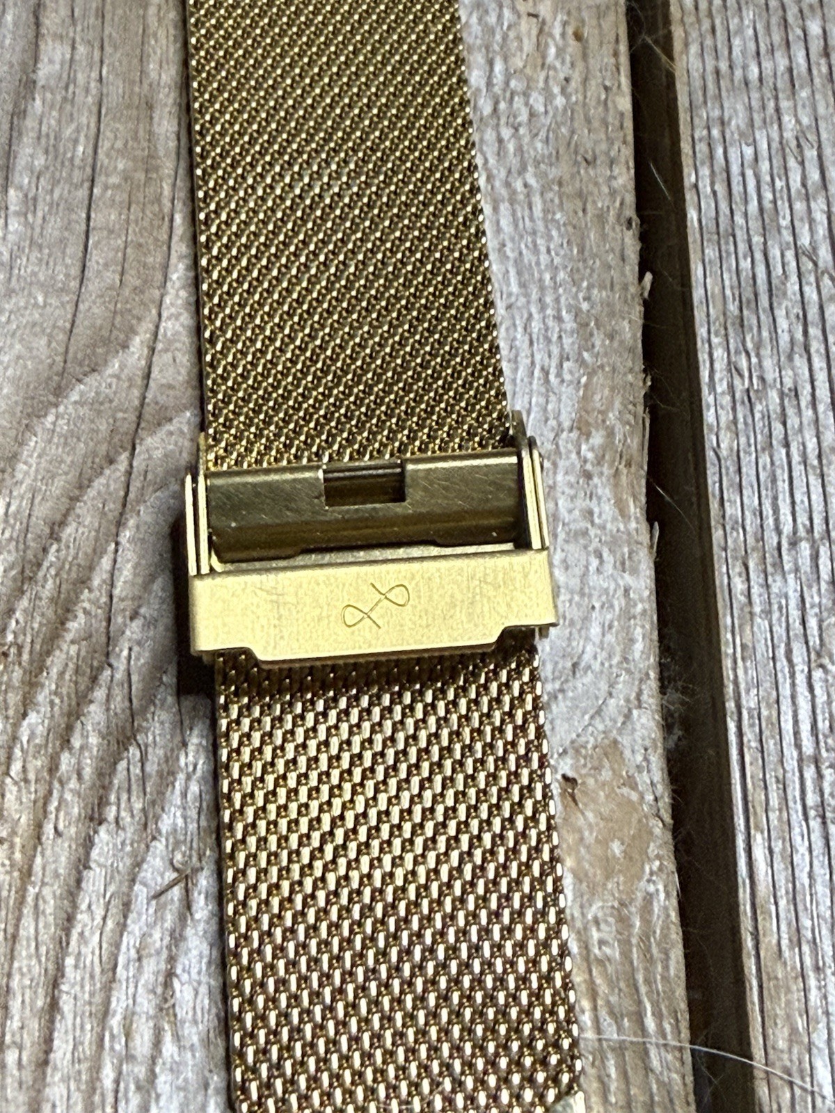 About Vintage (AV88) Gold Tone 1971 Swiss Auto Wristbands 40mm Beautiful.