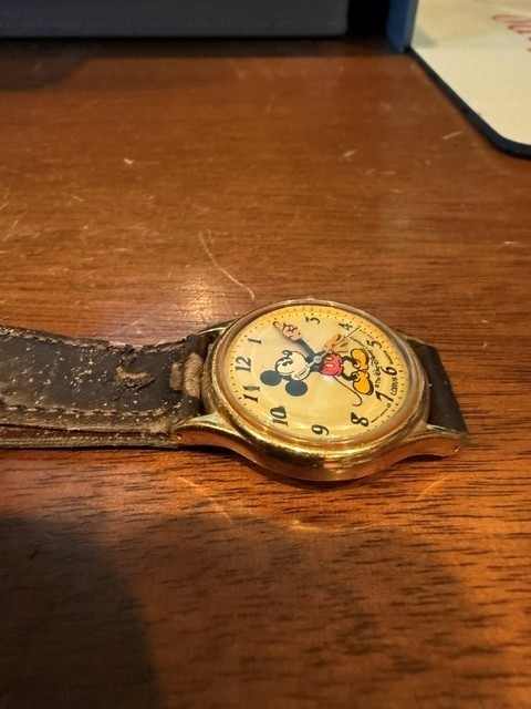 Disney Mickey Mouse watch. V515-6000 A1