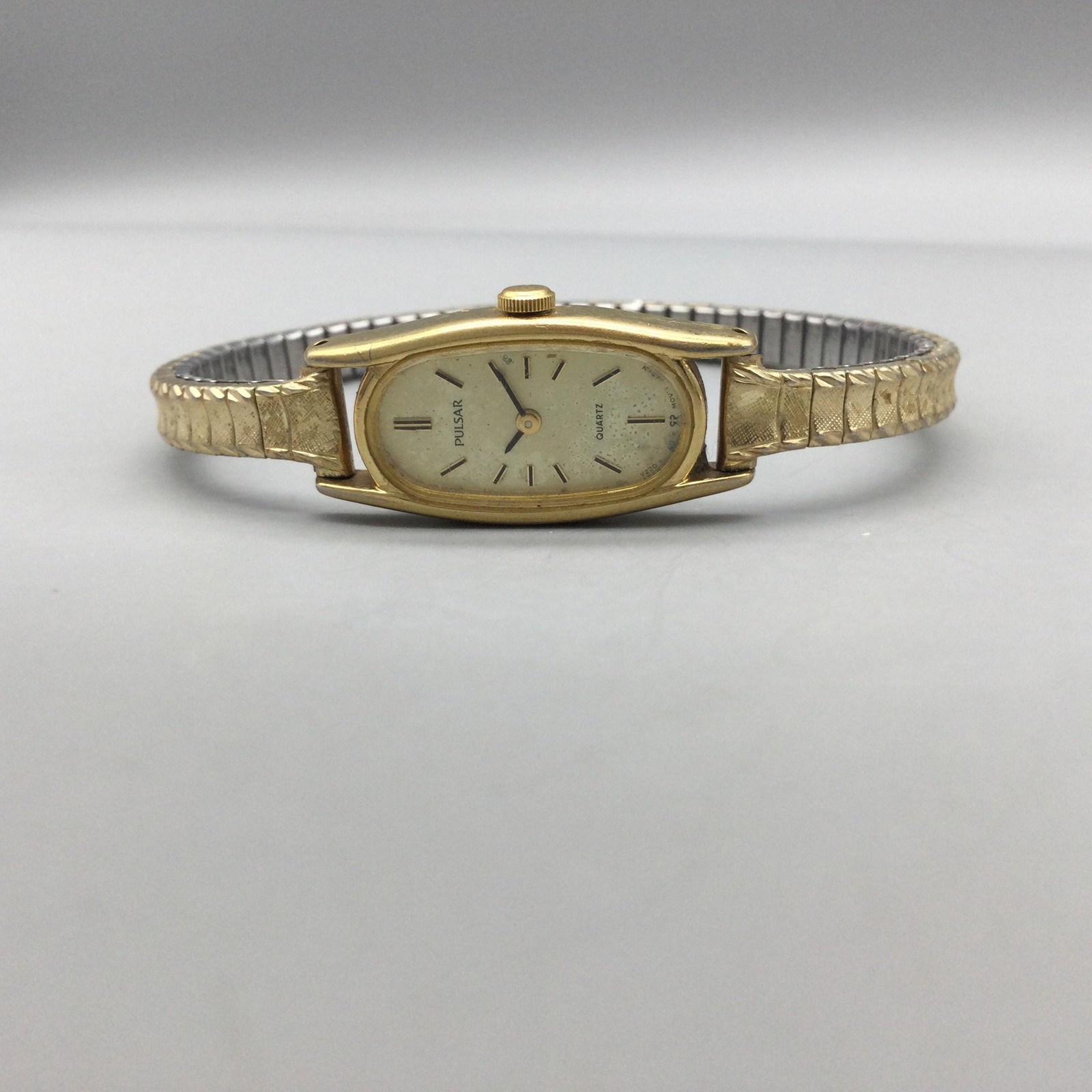 Pulsar V220-5780 Womens Watch 13mm Cream Dial Gold Tone Stretch Band Quartz