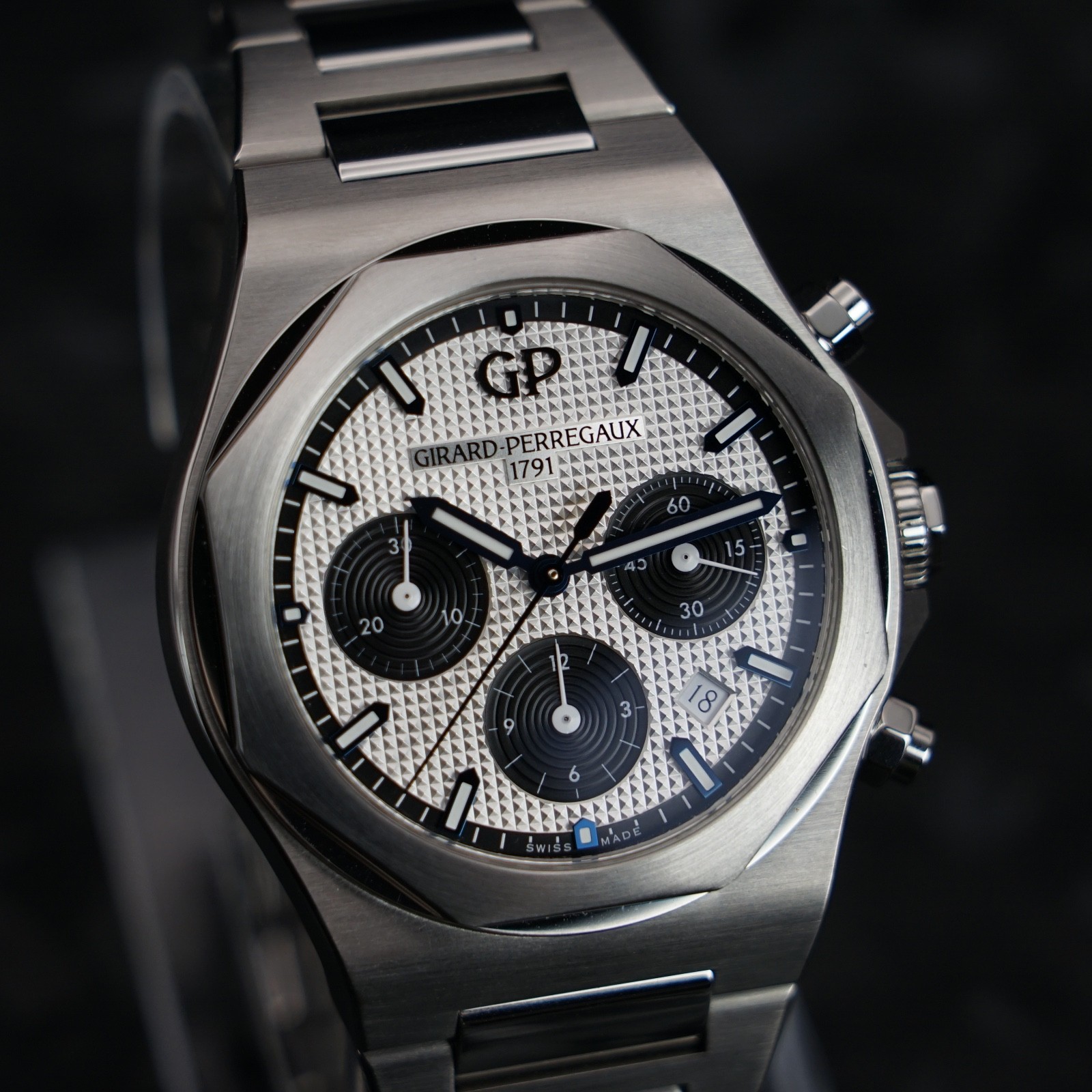Girard-Perregaux Laureato Panda Chronograph 42mm – 81020-11-131-11A – Full Set
