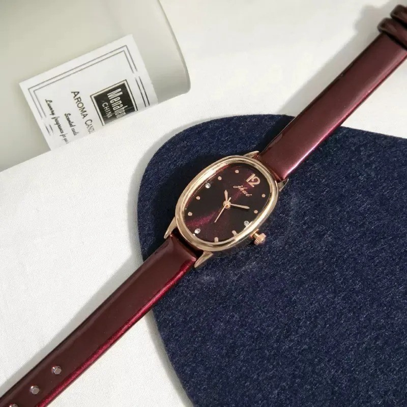 Women’s Quartz Watch With Oval Dial Featuring Ordinary Glass Mirror And PU Strap