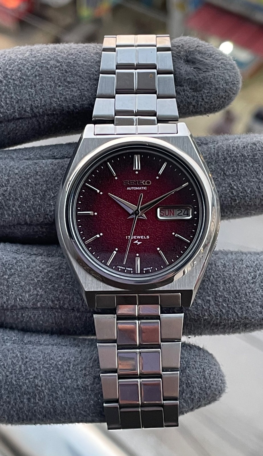 Rare Seiko 5 Red Texture Dial Cal 7009 17 Jewels Wrist Watch Mens Japan