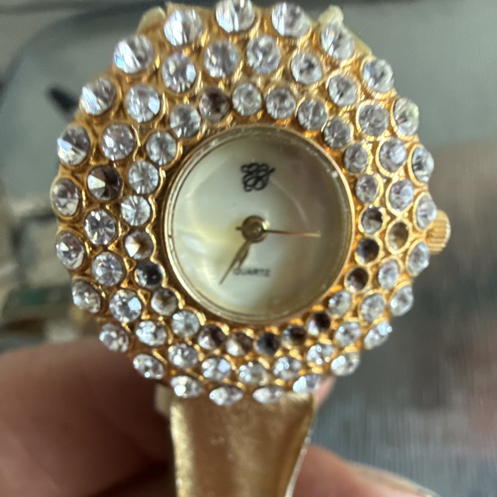 Quartz Analog Women’s Dress Wristwatch Gold Tone Rhinestone Bezel White Dial