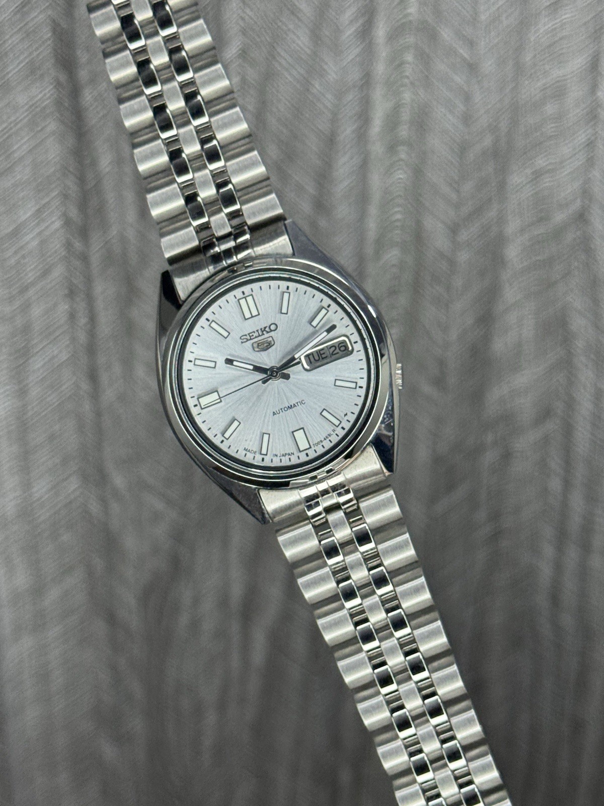 Seiko 5 SNXS73 Automatic 7009-3040 Silver Dial 17 Jewels Men’s Wristwatch Japan.