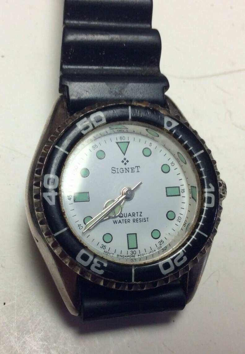Desirable Signet dive style unisex watch,light wear and age,new battery – M1544