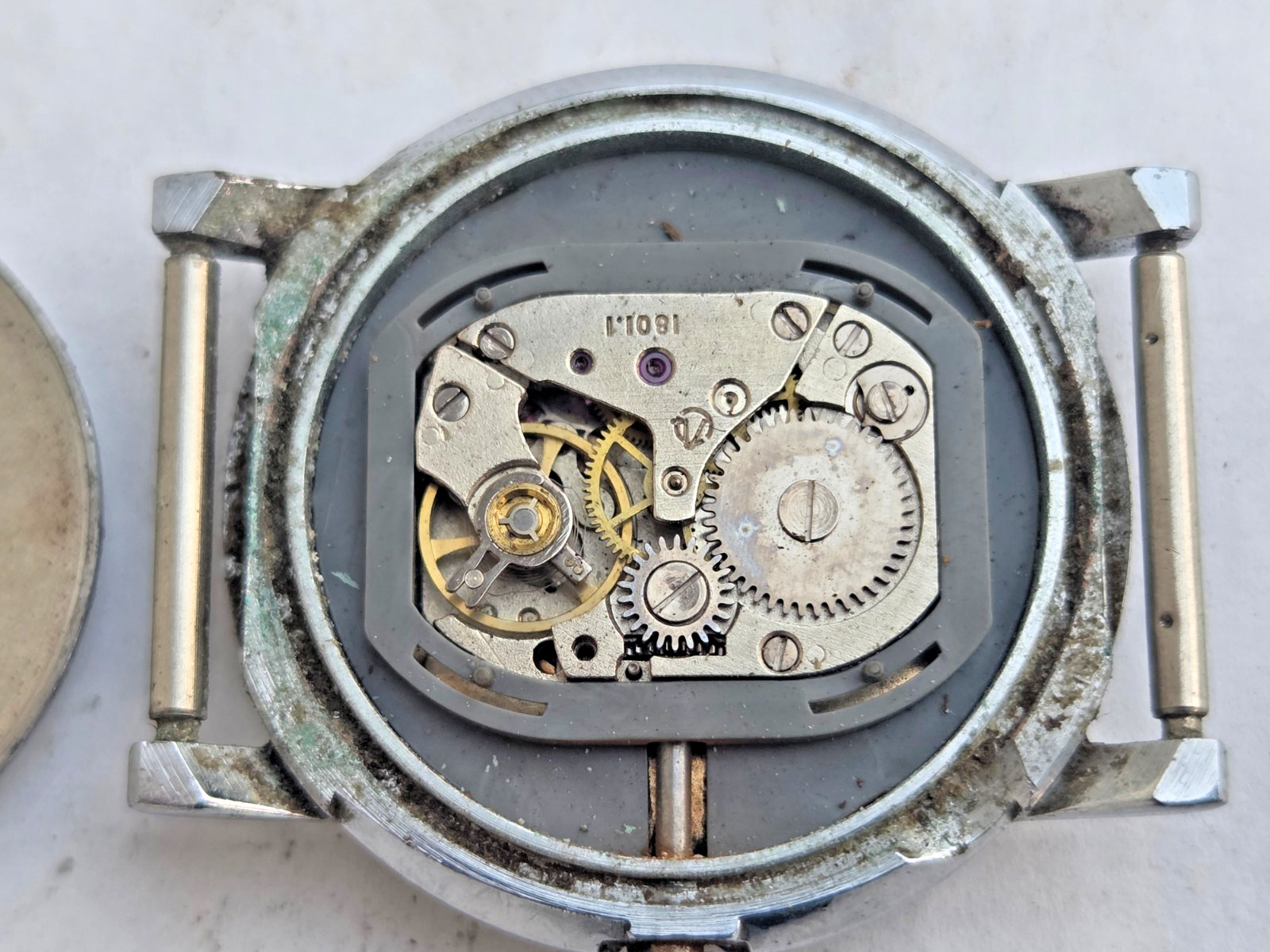 Russian mechanical Wristwatch Watch Luch . Made in Belarus .