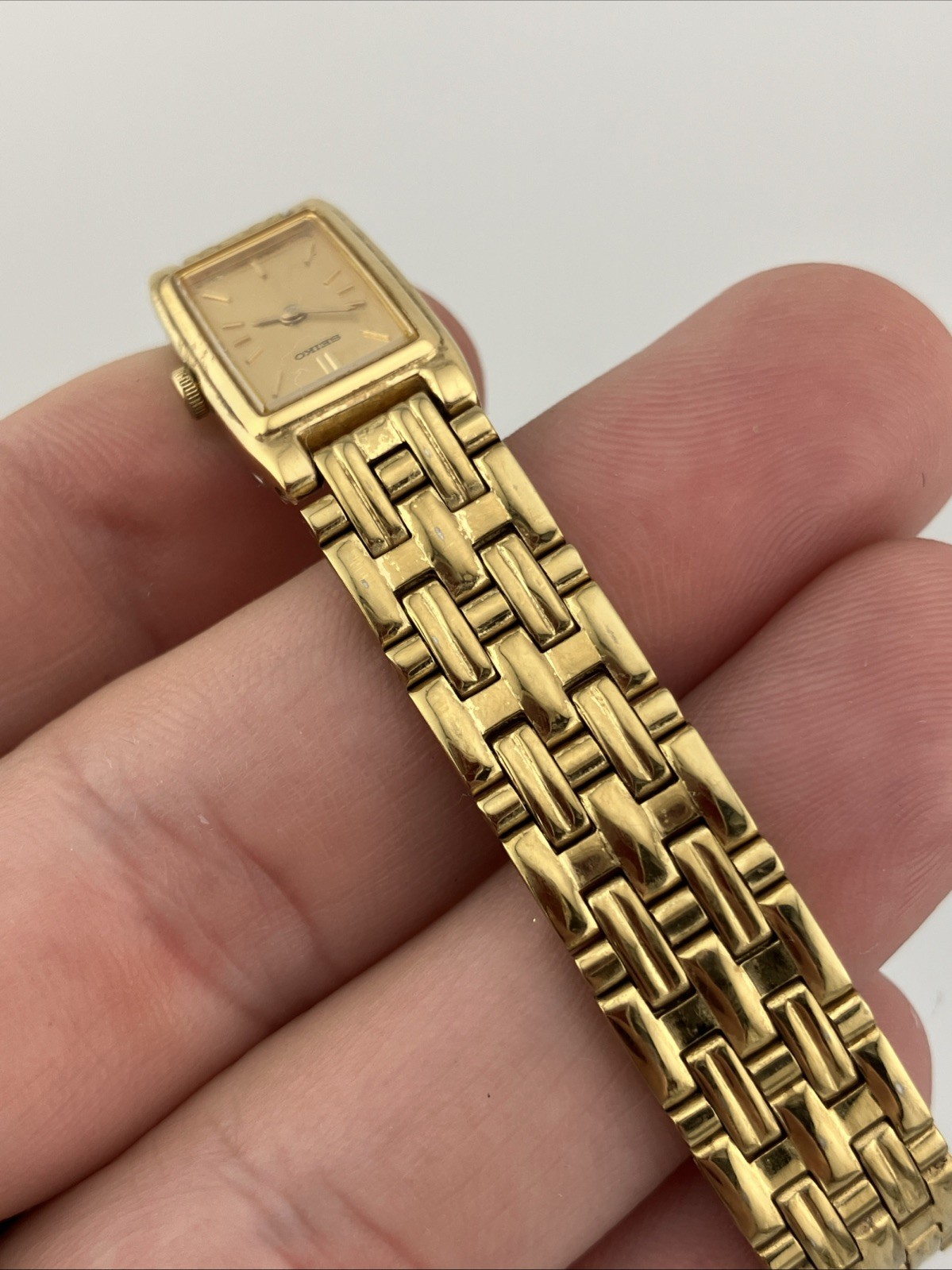 Vtg Seiko Ladies 13mm Watch Gold Tone Gold Tank Dial 5.75″ 2e20-7021 – RUNS