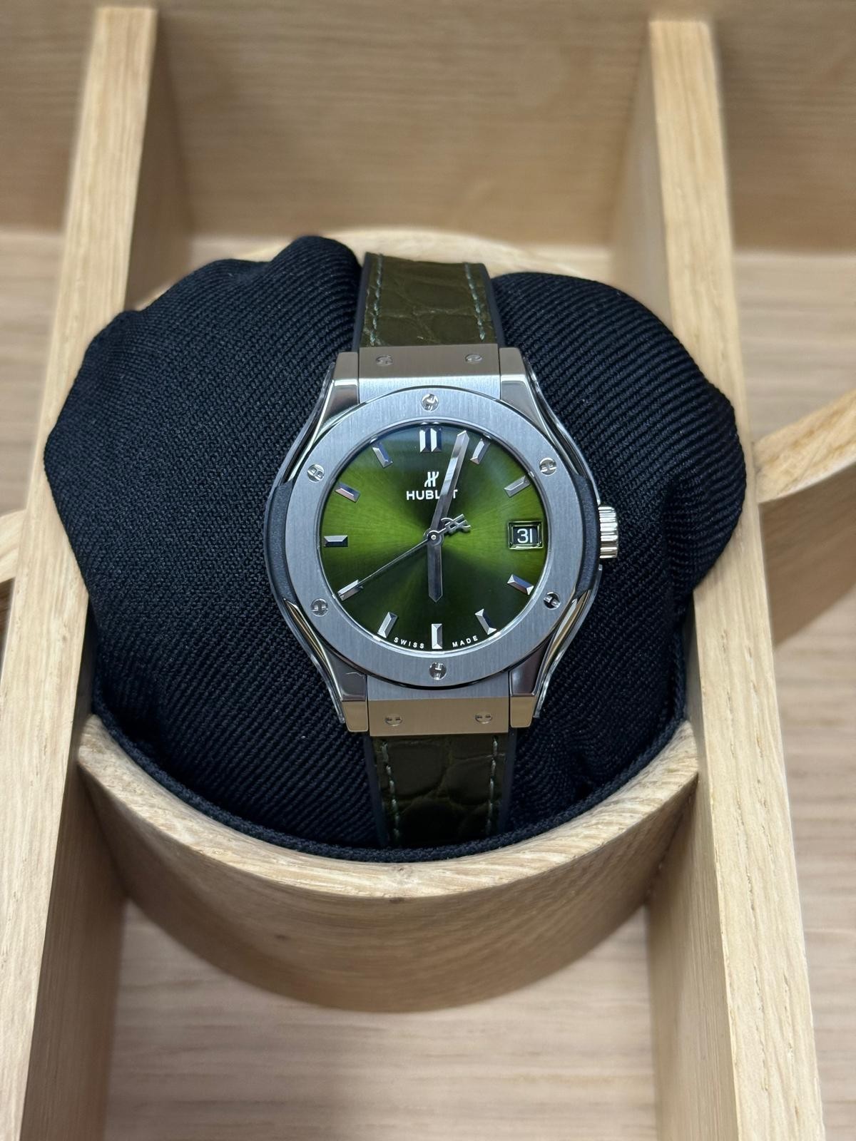 HUBLOT 581.NX.8970.LR CLASSIC FUSION 33MM GREEN DIAL ALLGATOR STRAP
