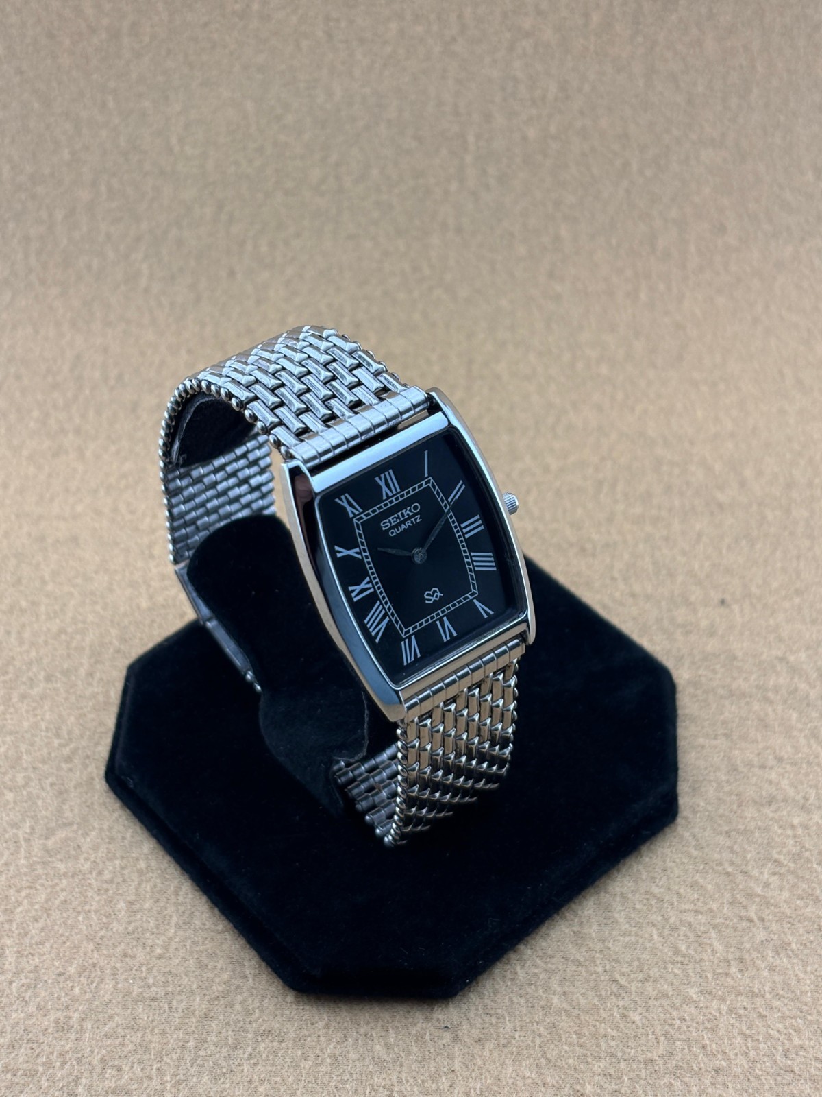 BLACK SILVER BARREL Vintage Seiko Slim Quartz Men’s Wristwatch