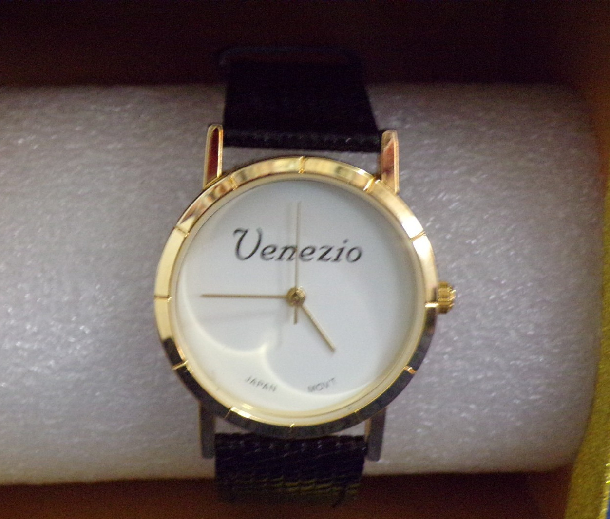 VTG Men’s Venezio Dress Classic Gold Tone White Black Leather Band In Gift Box