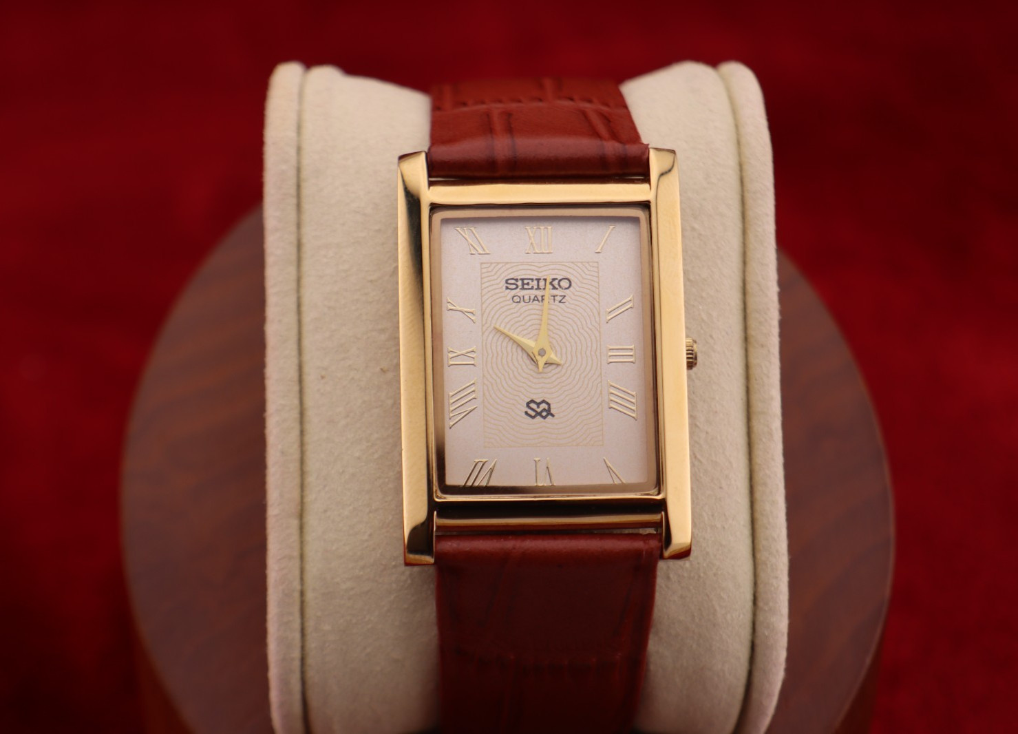 ⌚✨ Vintage Seiko Slim Quartz Gentlemen’s Gold Dial ,Light Brown Dress Watch