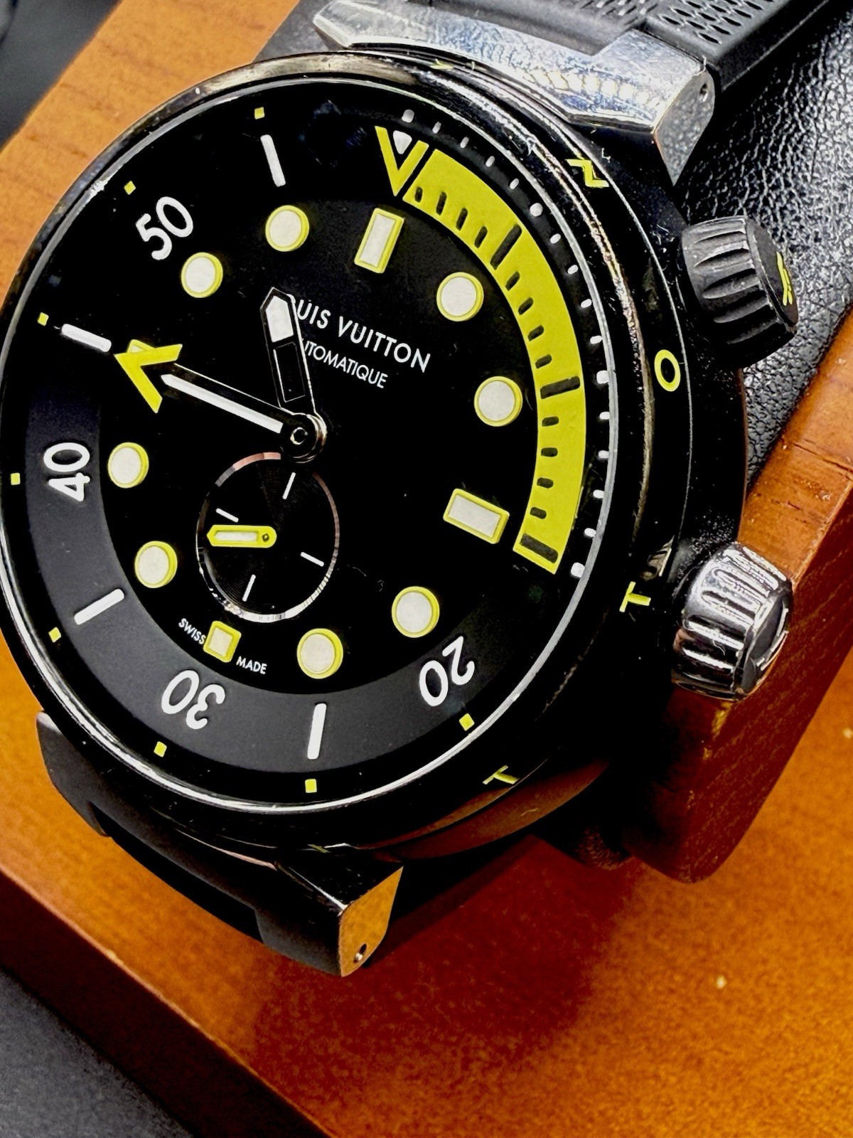 Louis Vuitton Tambour Street Diver QA122 Automatic 44mm Box Neon Black LV