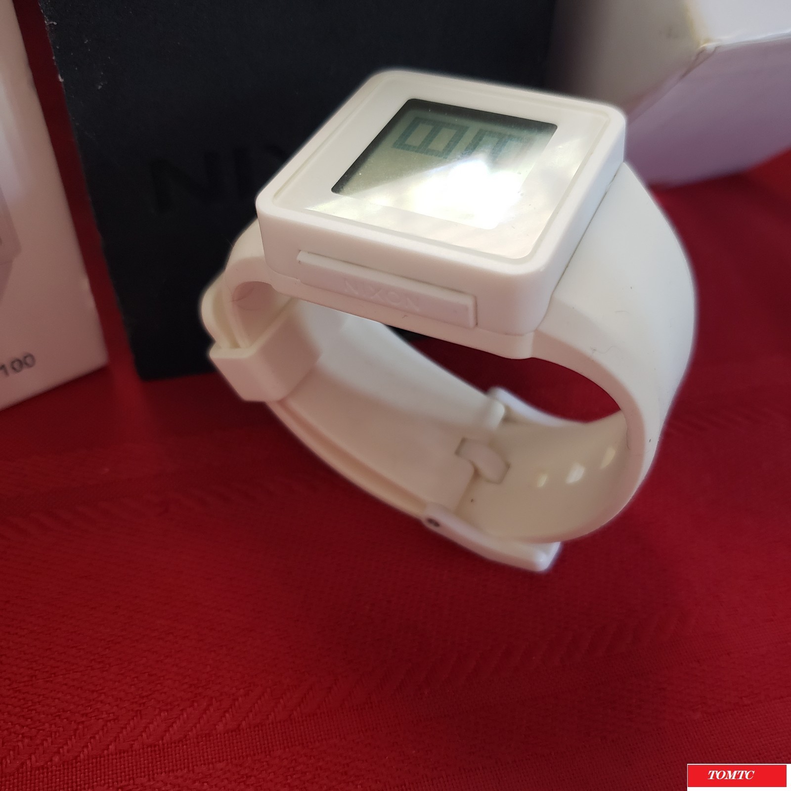Nixon “The Newton Digital” (White) 30M China Movement w/ Case[11l]