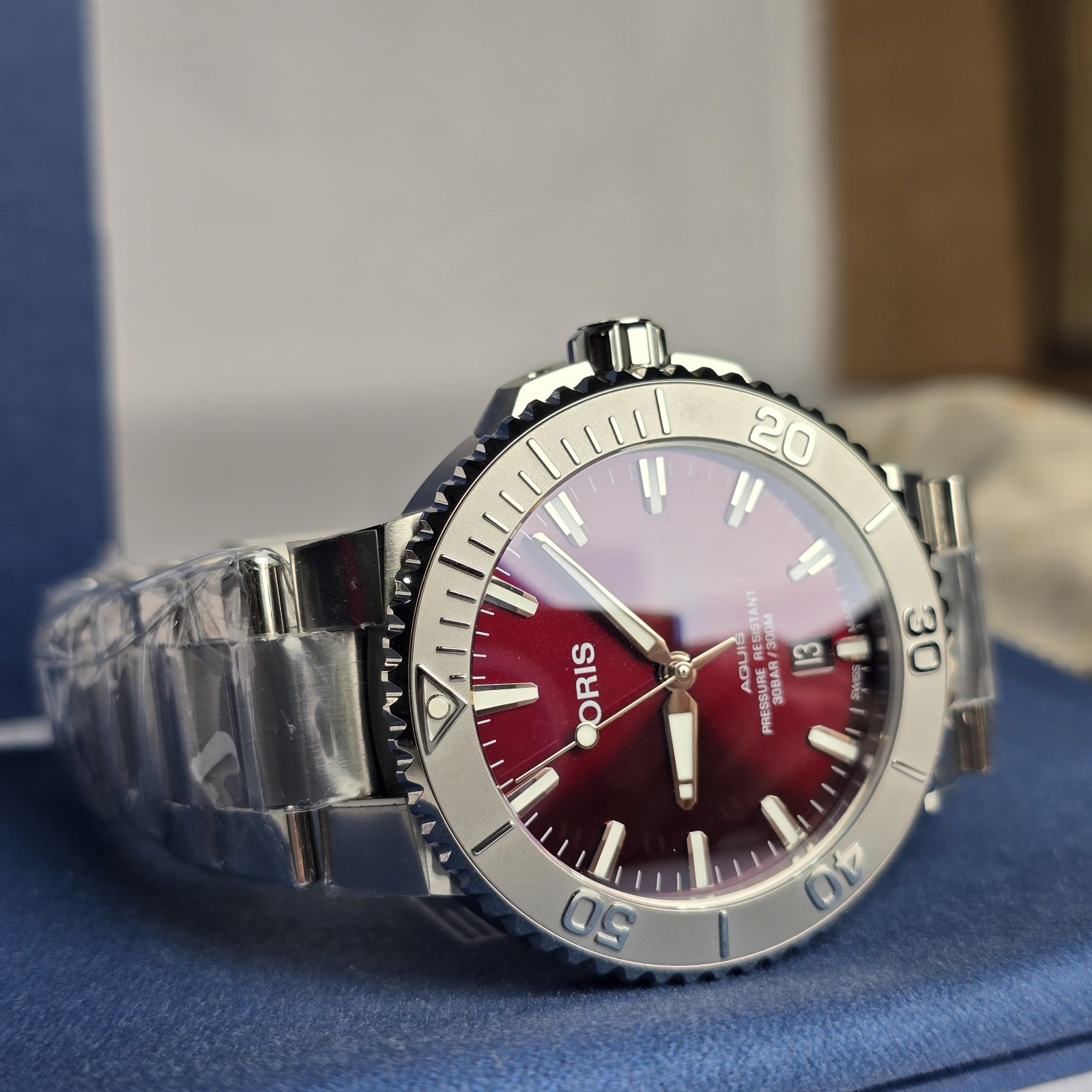 Oris Aquis Date Relief 41.5mm Cherry Red Dial Automatic, New, 01 733 7766 4158