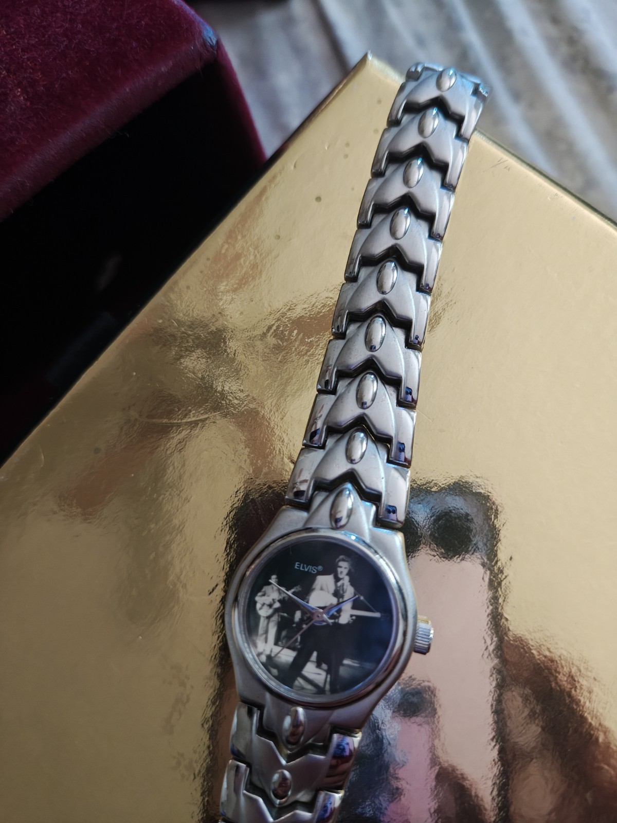 Elvis Photo Dial Quartz Wristwatch Silver Tone Metal Bracelet 30m 24mm