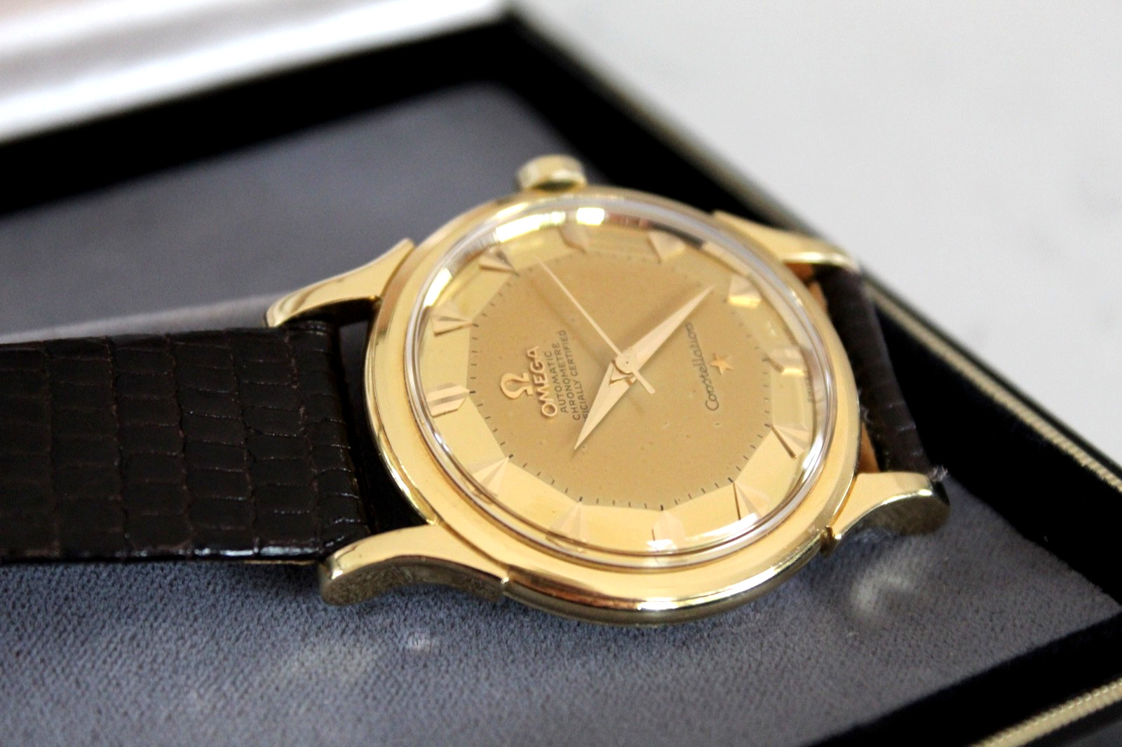 VINTAGE OMEGA CONSTELLATION DELUXE REF. 2782 SC 18K GOLD PIE-PAN AUTO MENS WATCH