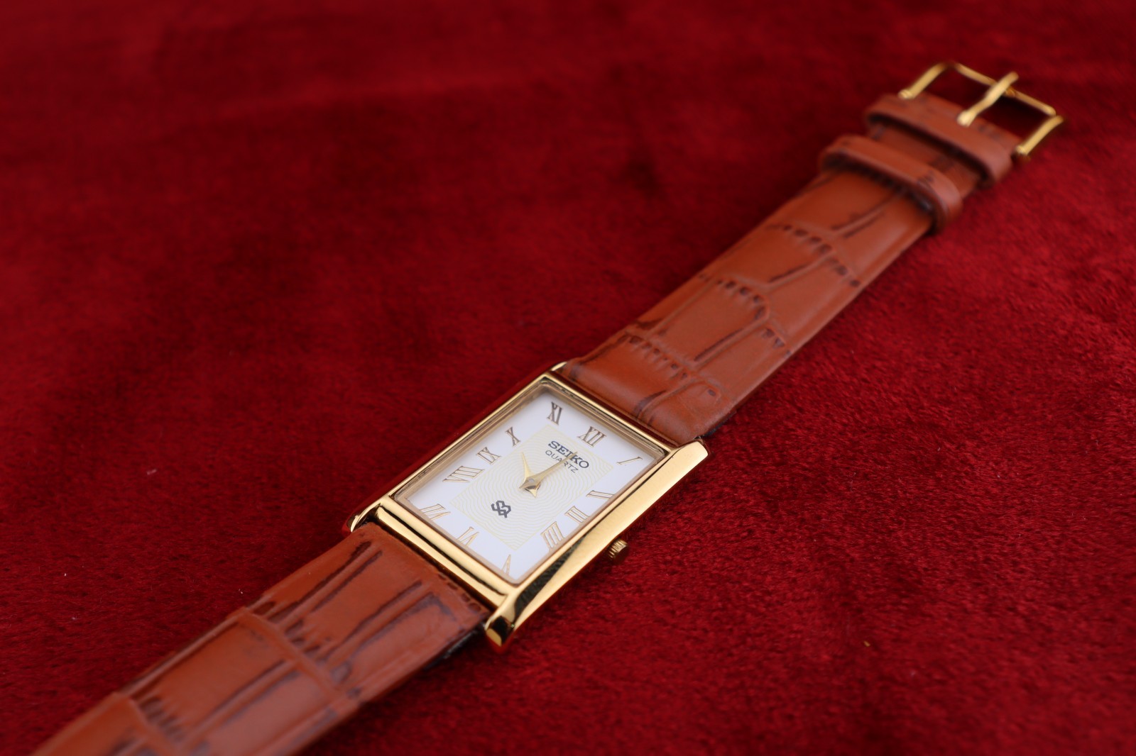 ⌚✨ Vintage Seiko Slim Quartz Gentlemen’s White Dial ,Light Brown Dress Watch