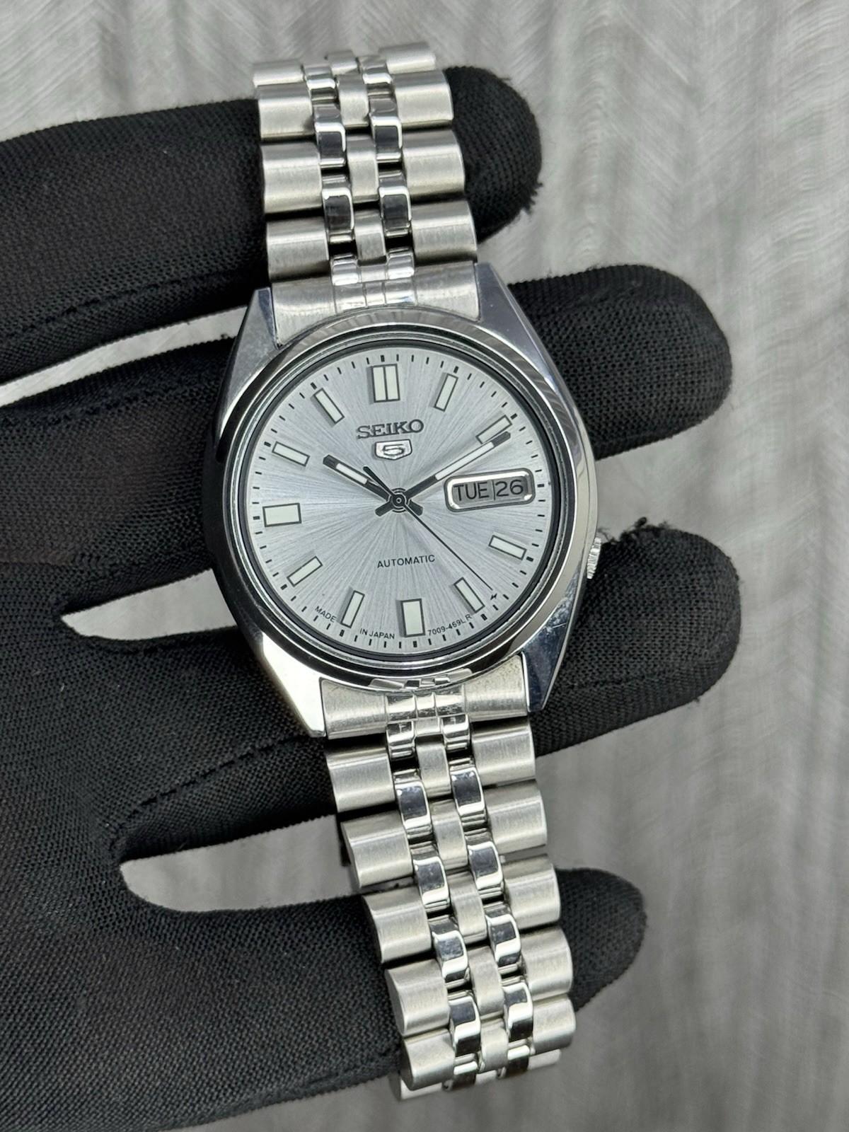 Seiko 5 SNXS73 Automatic 7009-3040 Silver Dial 17 Jewels Men’s Wristwatch Japan.