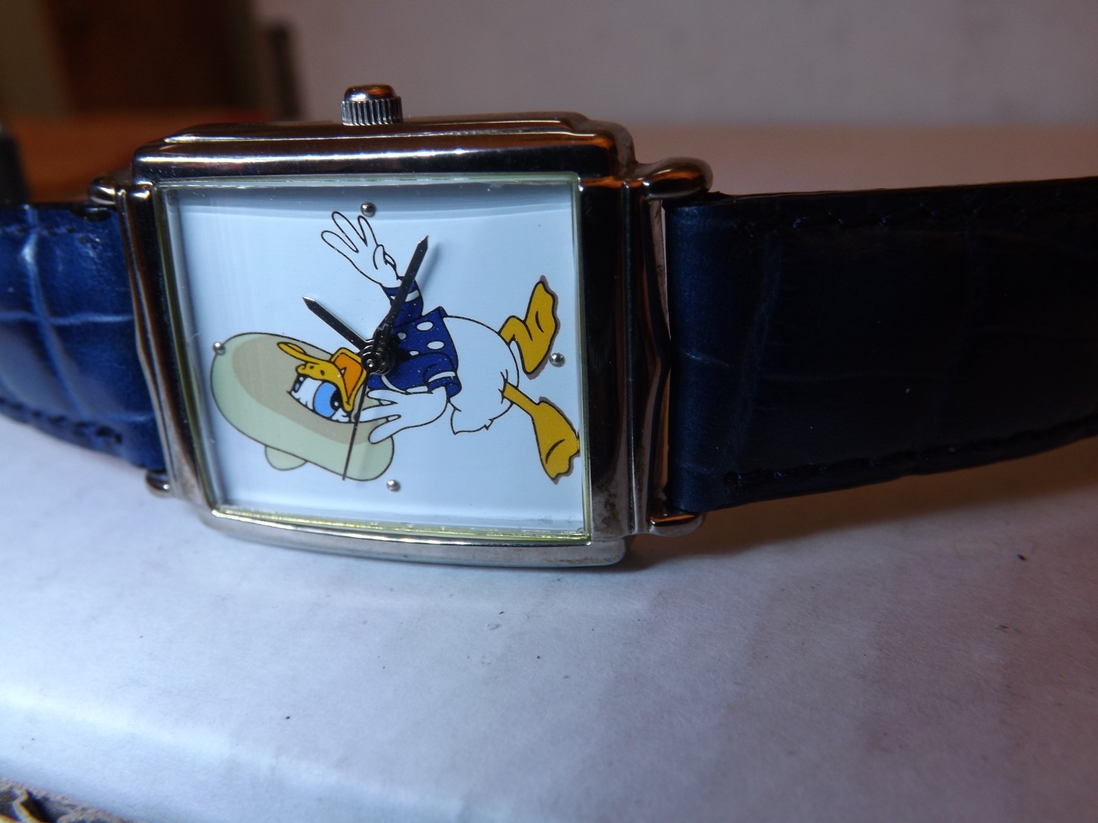 Mens Disney Donald Duck Watch – (Sombrero)-(Silver-tone Bezel)-Retired-VHTF-New