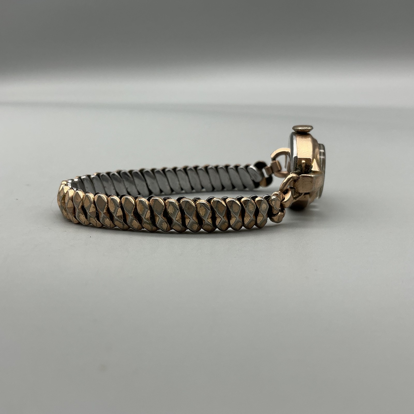 Vintage Bulova Womens Watch 16mm Gold Tone Manual Wind Stretch Bracelet
