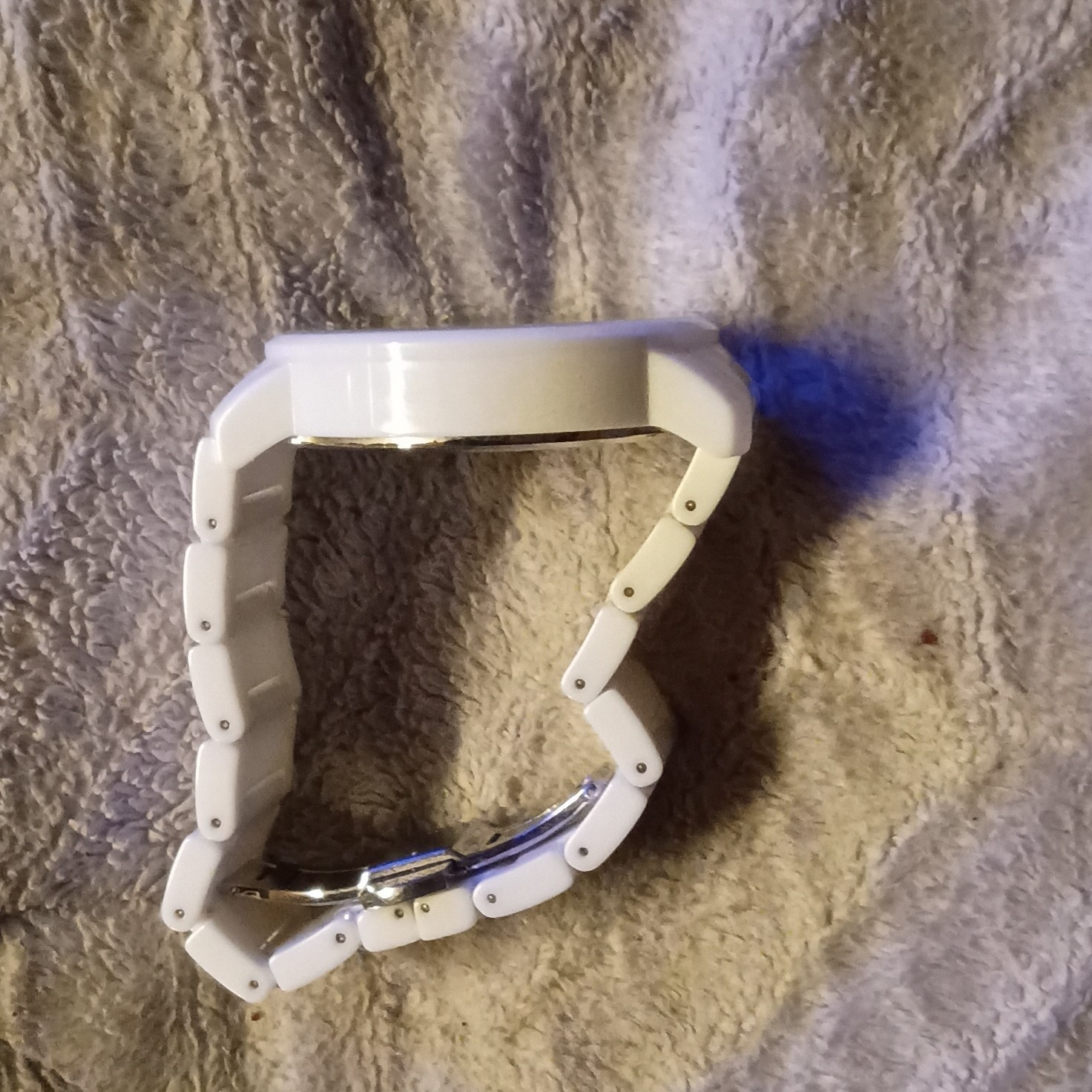 White Ceramic Analog Wristwatch Bracelet Date Indicator 12-Hour Round Deployant