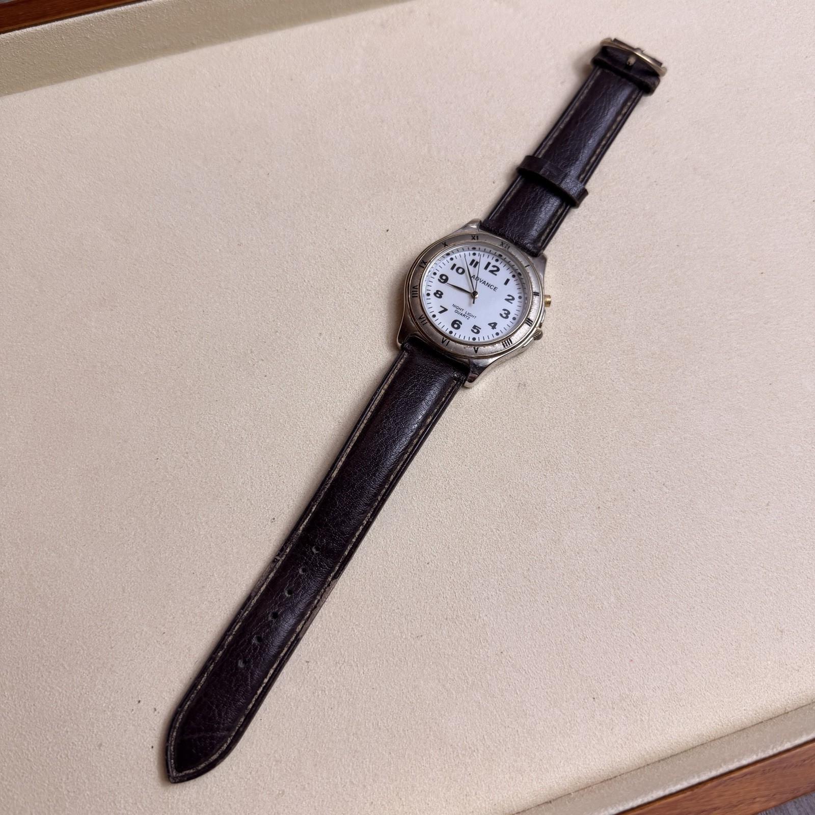 UNTESTED Vintage Advance Night Light Quartz Analog Watch White Dial Brown Watch