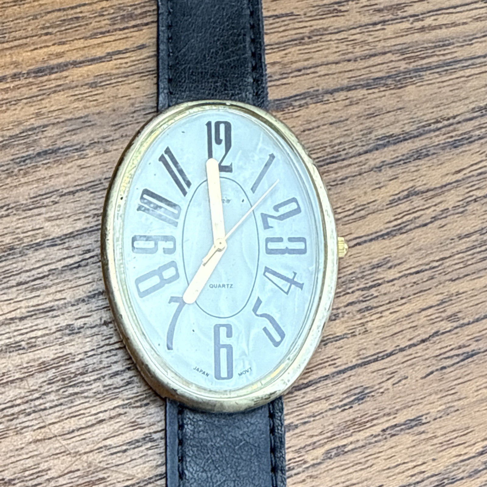 Quartz Analog Wristwatch Gold Case/Bezel White Arabic Dial Black Leather Strap