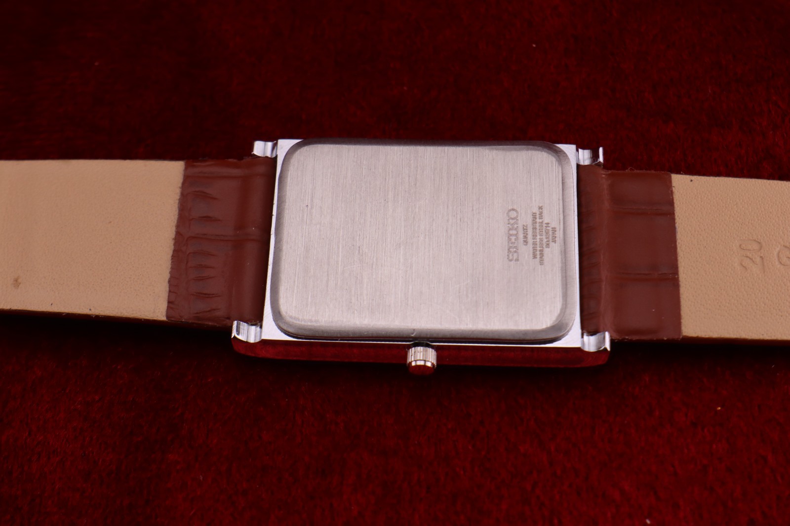 ⌚✨ Vintage Seiko Slim Quartz Gentlemen’s Black Dial , Light Brown Dress Watch