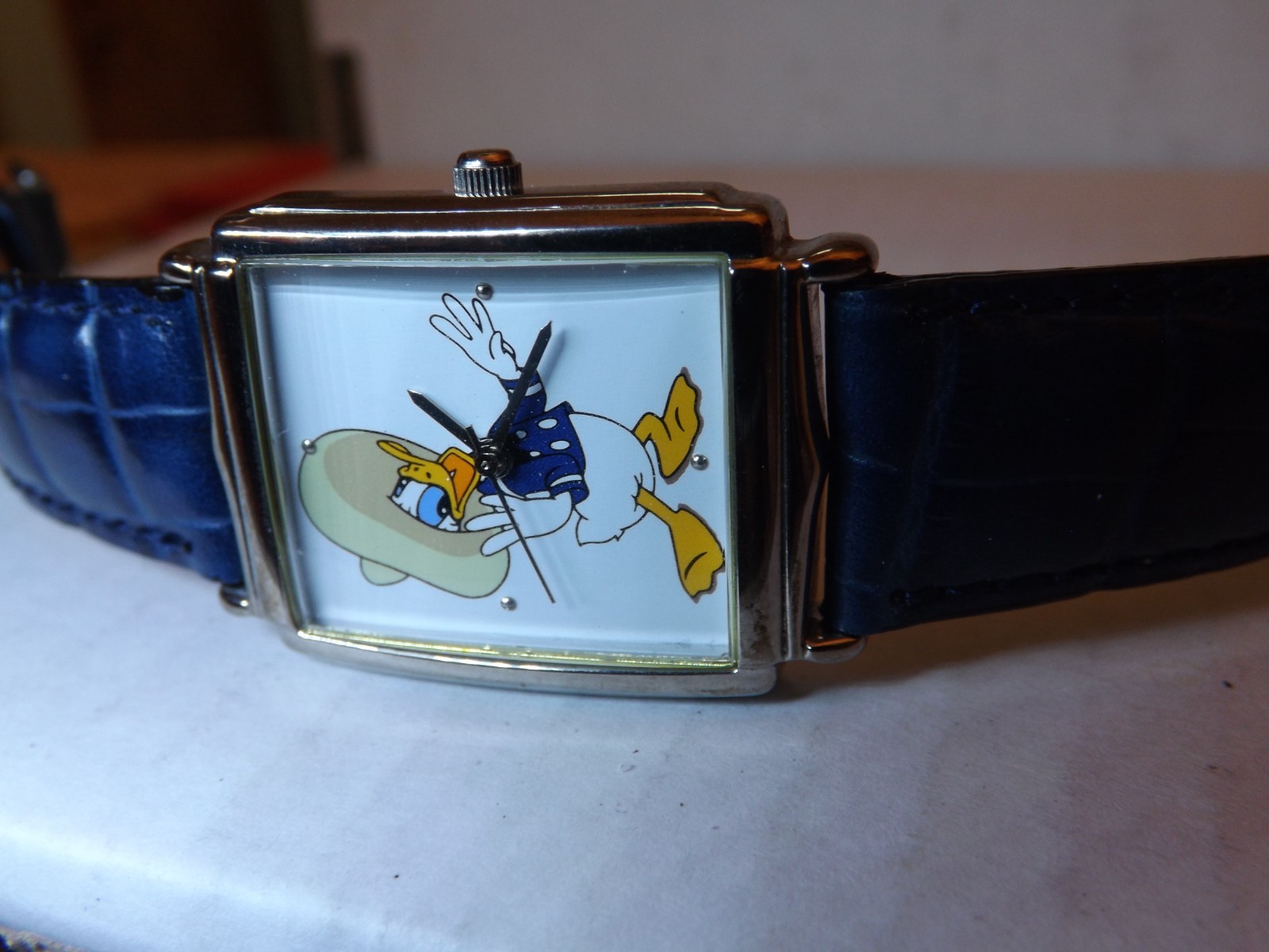 Mens Disney Donald Duck Watch – (Sombrero)-(Silver-tone Bezel)-Retired-VHTF-New