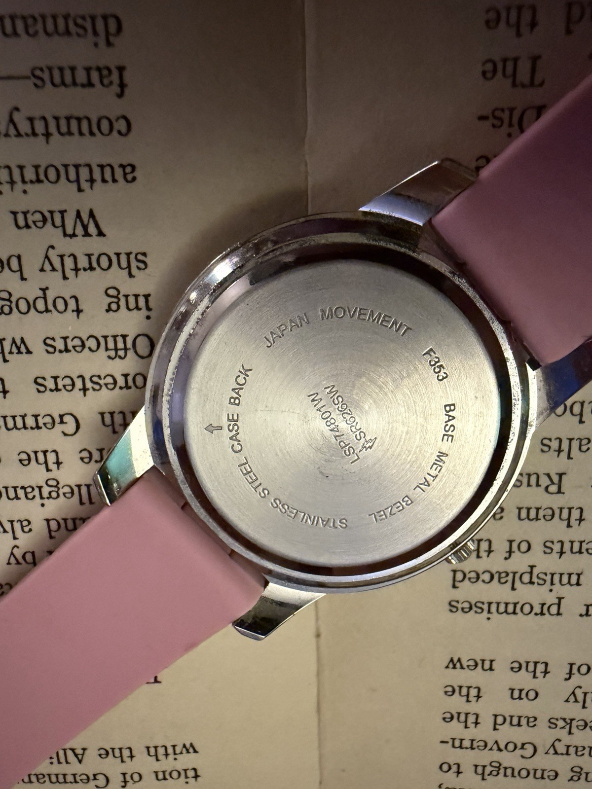 Quartz Analog Wristwatch White Dial Multicolor Arabic Numerals Pink Silicone