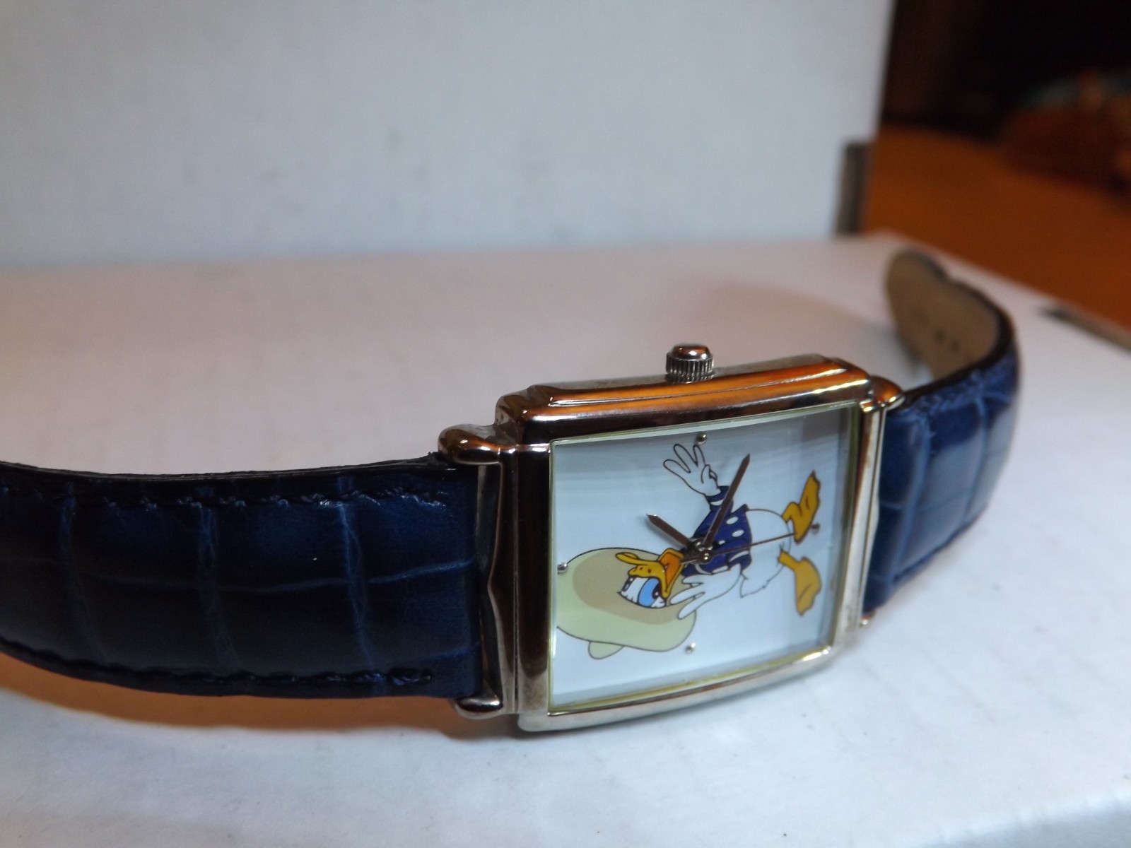 Mens Disney Donald Duck Watch – (Sombrero)-(Silver-tone Bezel)-Retired-VHTF-New