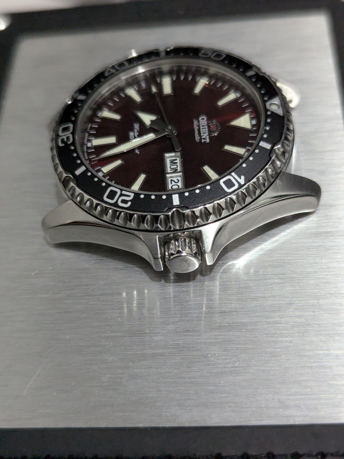 Orient Kamasu Sunburst Red Sapphire Glass Dial – 2 x Stainless Steel Bracelets