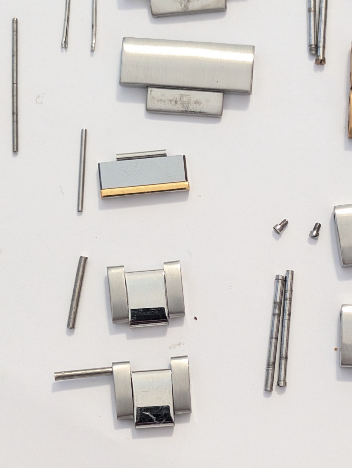 Assorted luxury watch links – brands unknown