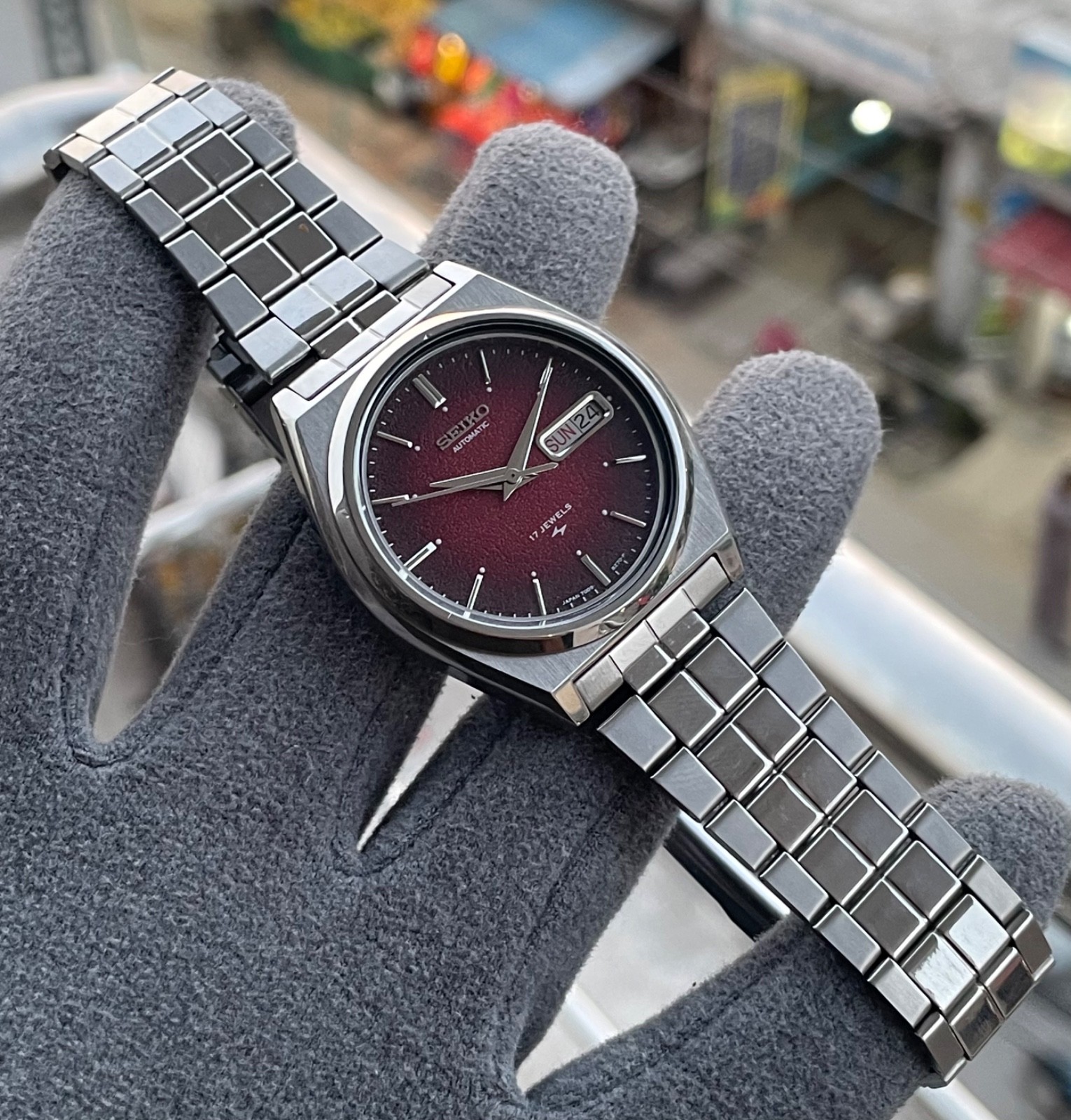 Rare Seiko 5 Red Texture Dial Cal 7009 17 Jewels Wrist Watch Mens Japan