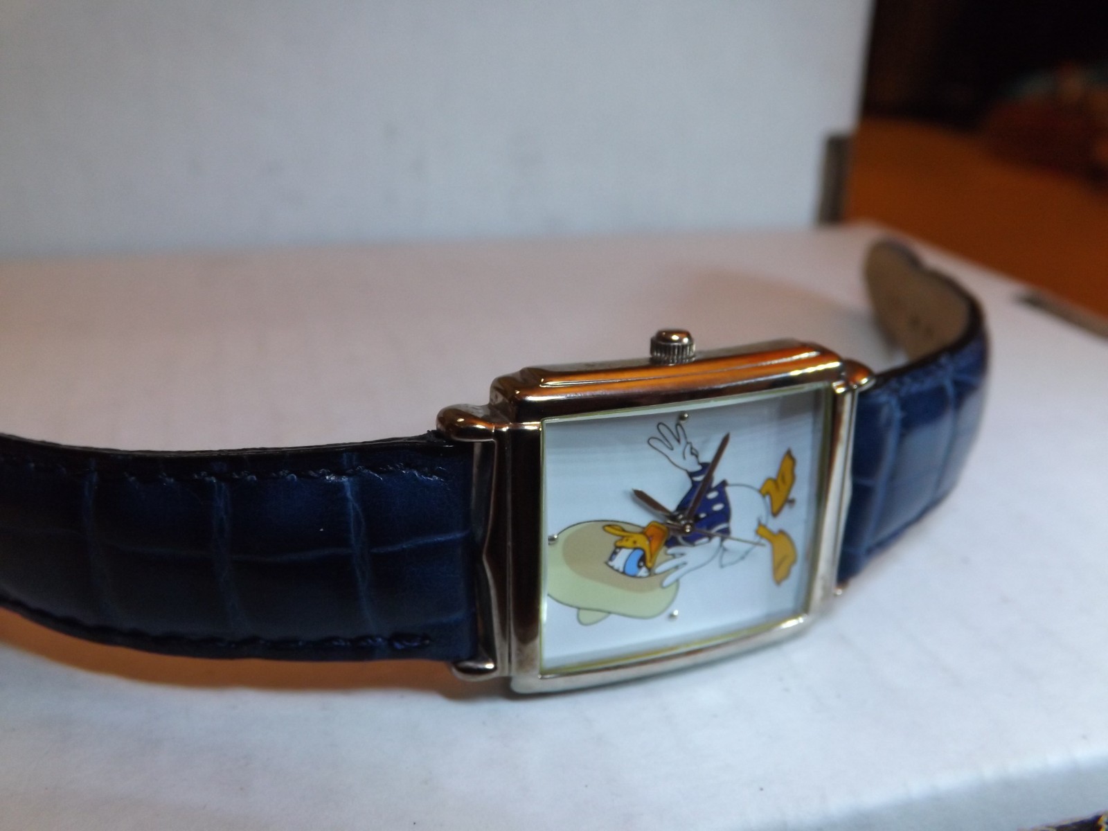 Mens Disney Donald Duck Watch – (Sombrero)-(Silver-tone Bezel)-Retired-VHTF-New