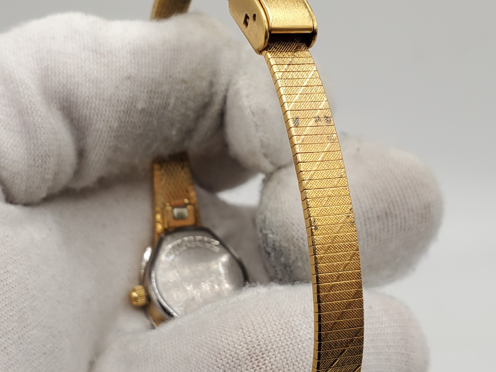 Vintage Helbros Ladies Gold Tone 16mm Oval Quartz Analog Watch New Battery
