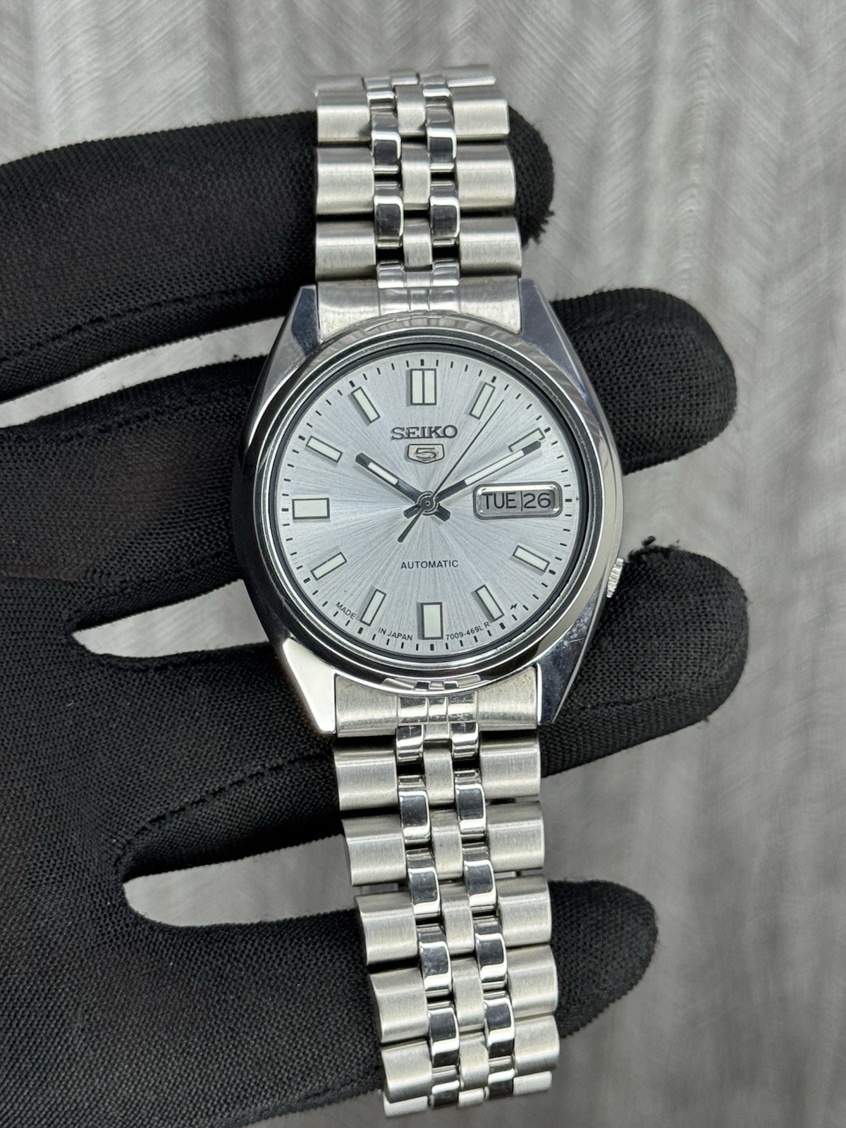 Seiko 5 SNXS73 Automatic 7009-3040 Silver Dial 17 Jewels Men’s Wristwatch Japan.