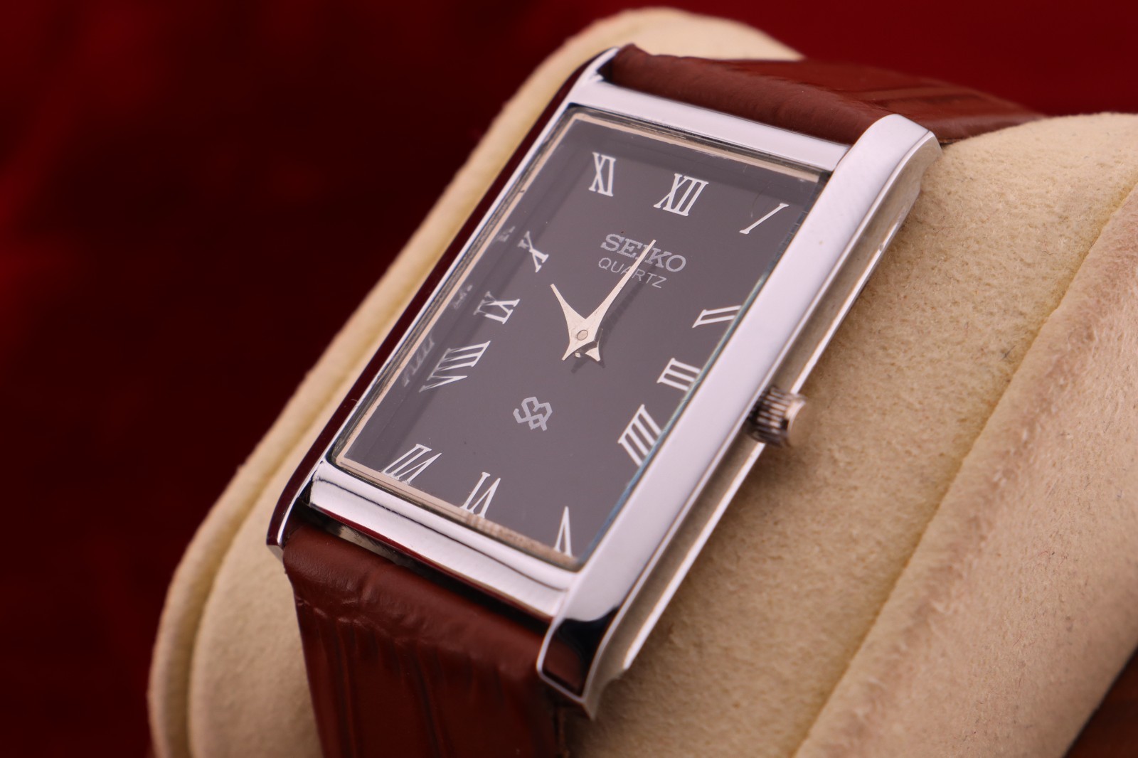 ⌚✨ Vintage Seiko Slim Quartz Gentlemen’s Black Dial , Light Brown Dress Watch